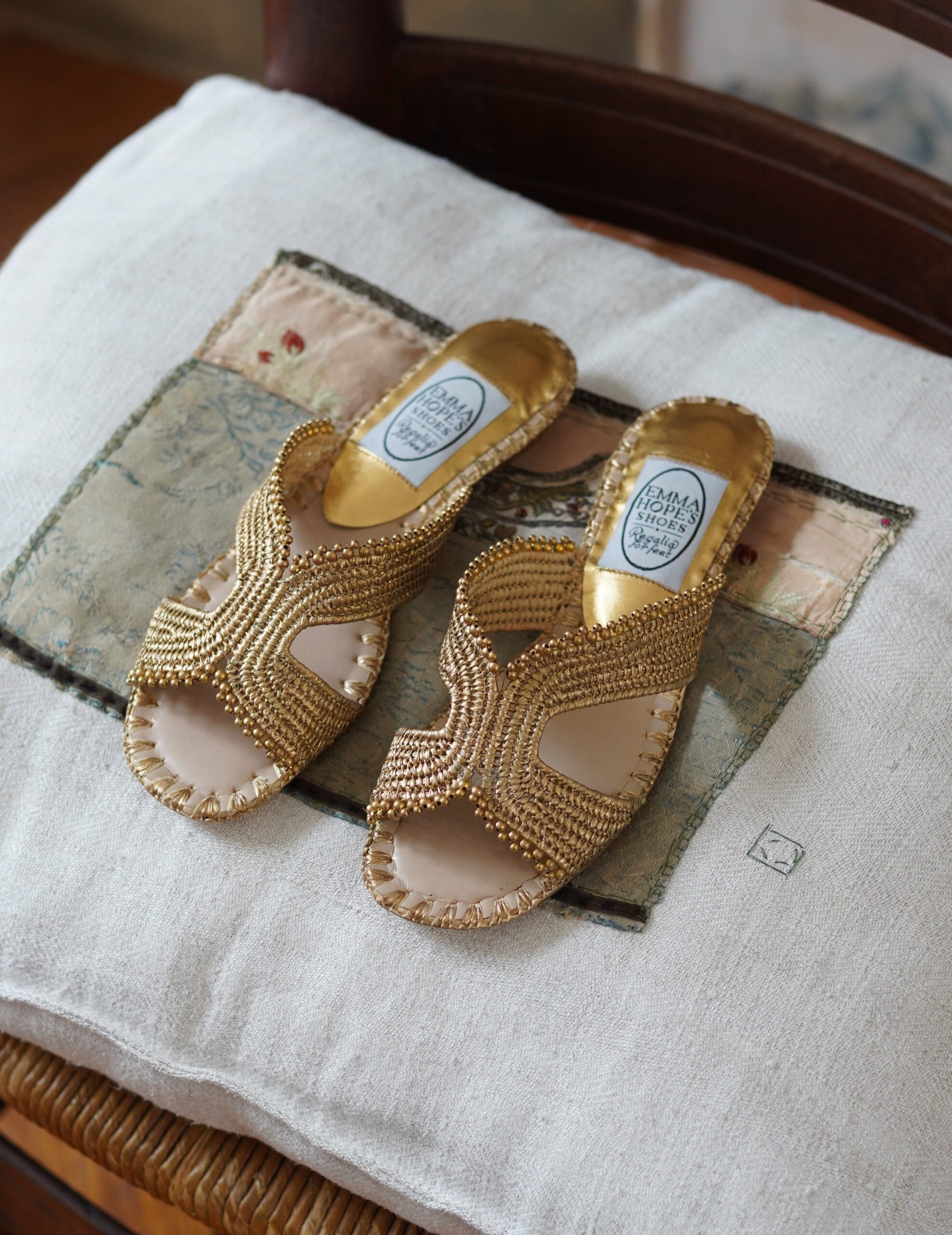 Raffia H 珠繡編織涼鞋・金色
