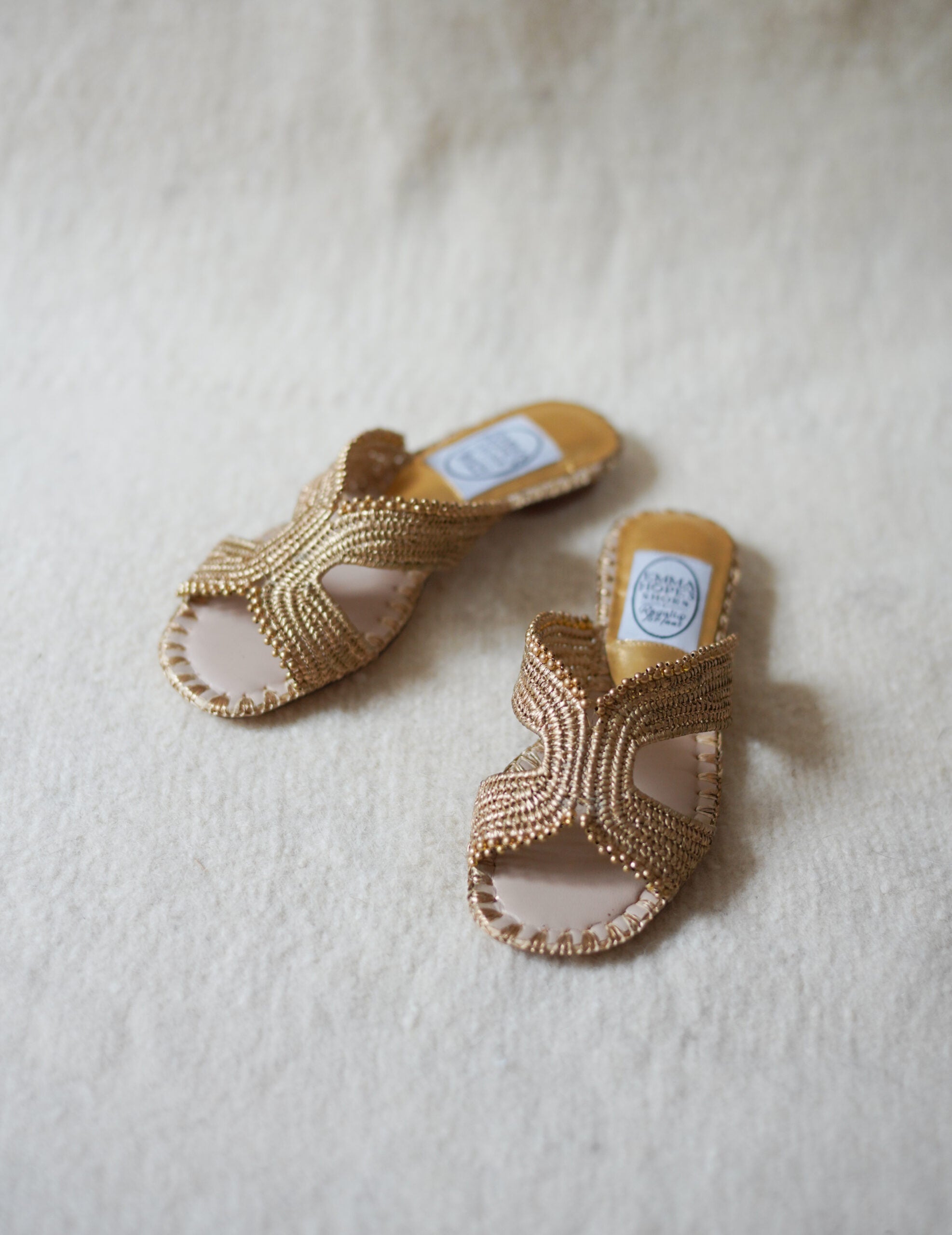 Raffia H 珠繡編織涼鞋・金色