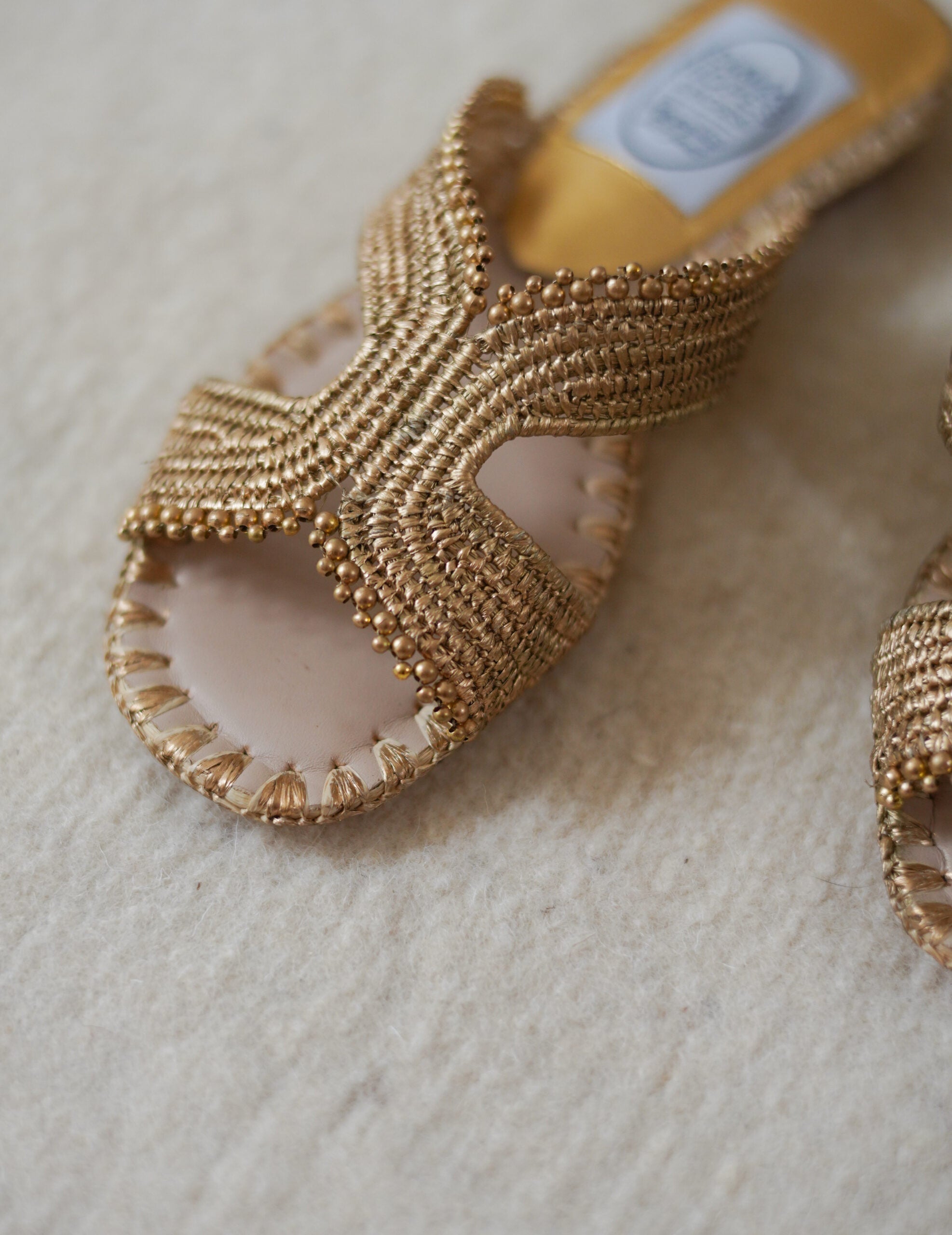 Raffia H 珠繡編織涼鞋・金色