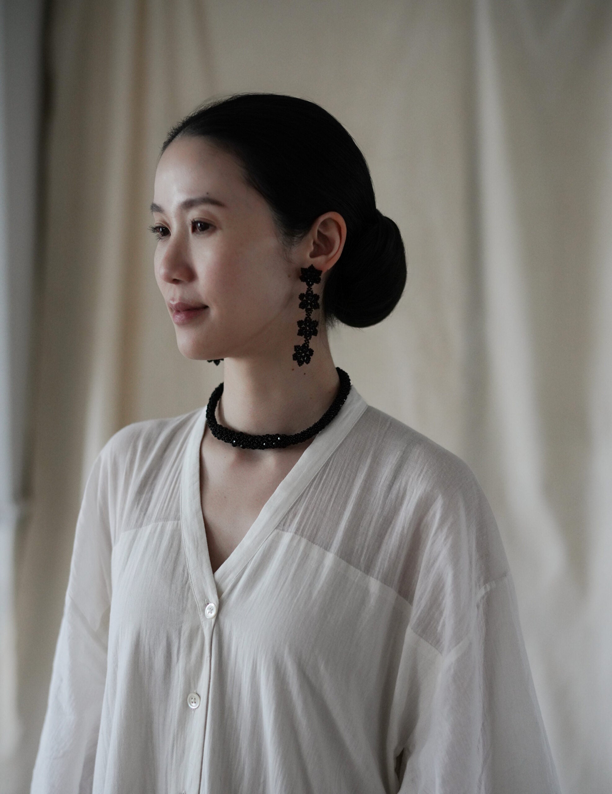 串珠花卉長耳環・黑色