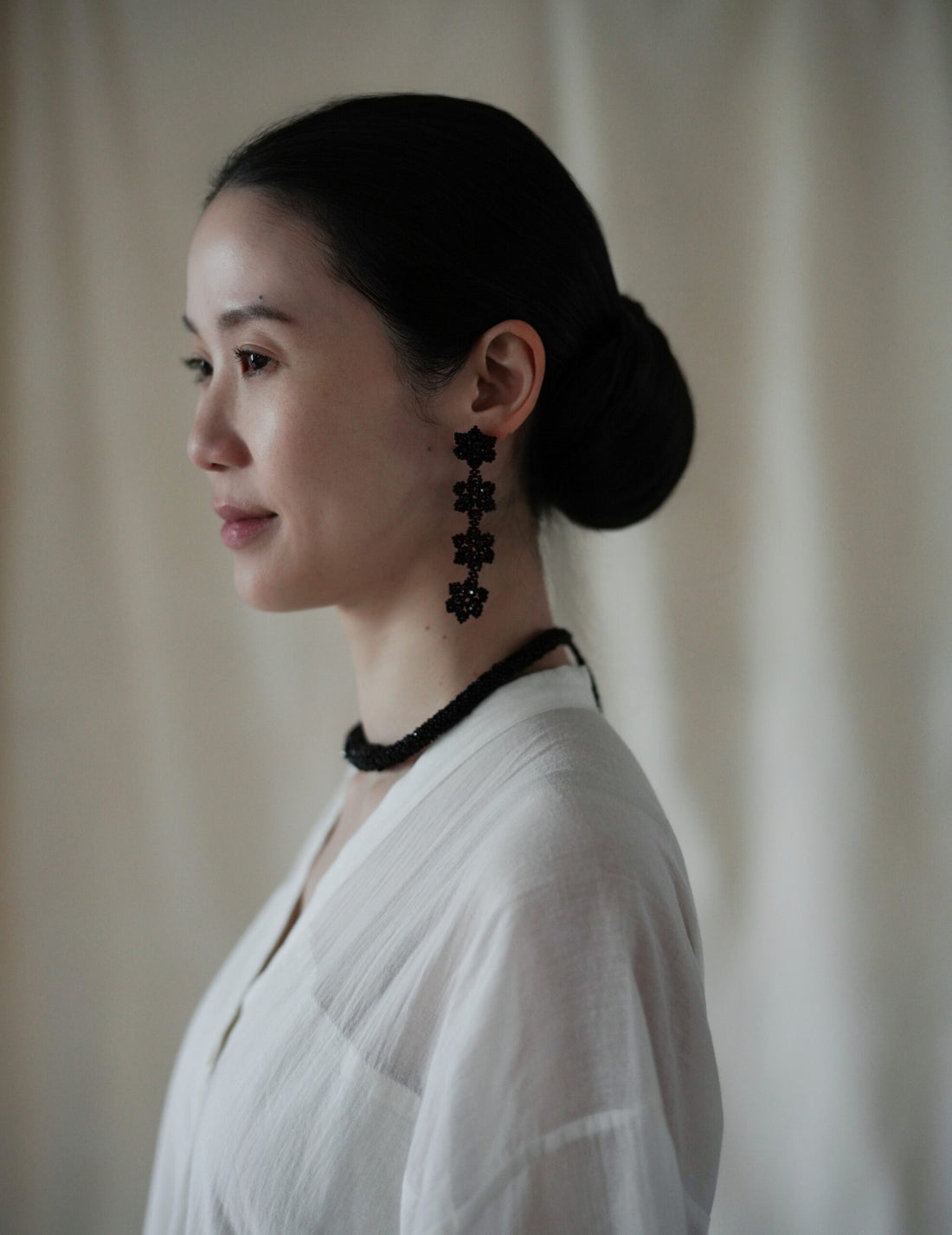 串珠花卉長耳環・黑色