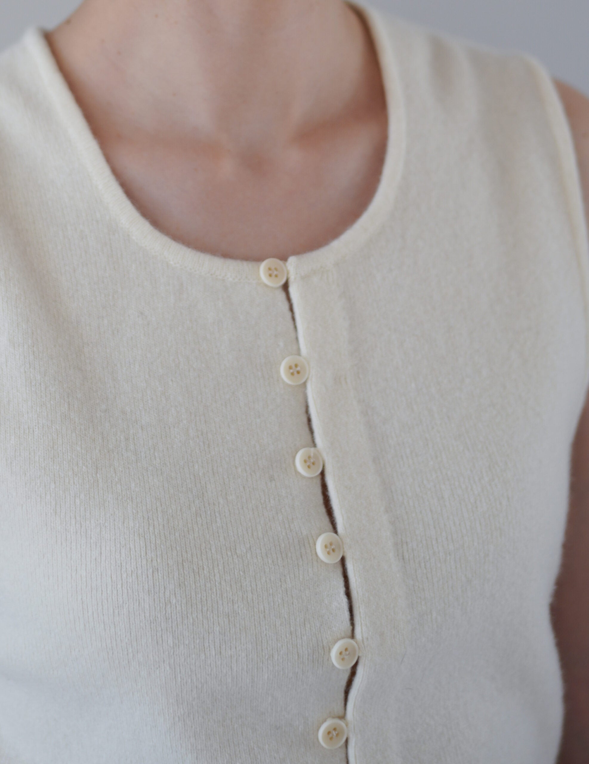 Button Down Sleeveless Knit Top・Ivory