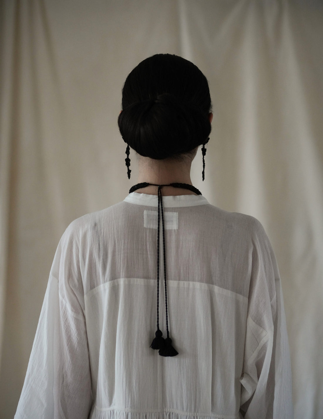 串珠花卉長耳環・黑色