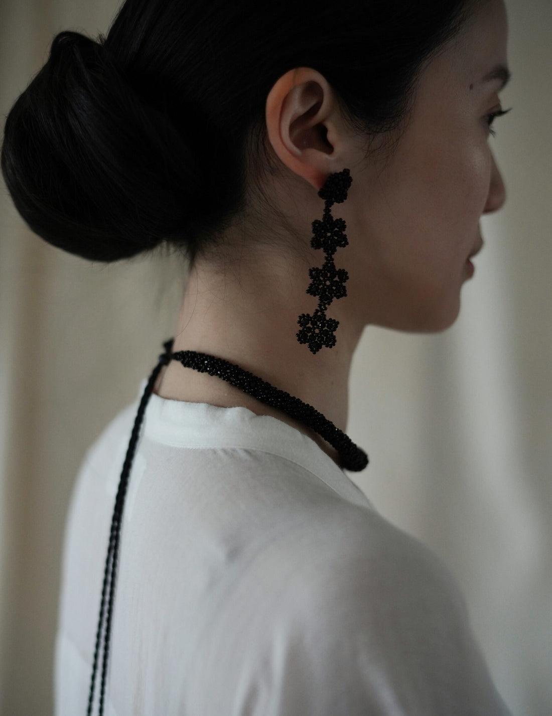 串珠花卉長耳環・黑色