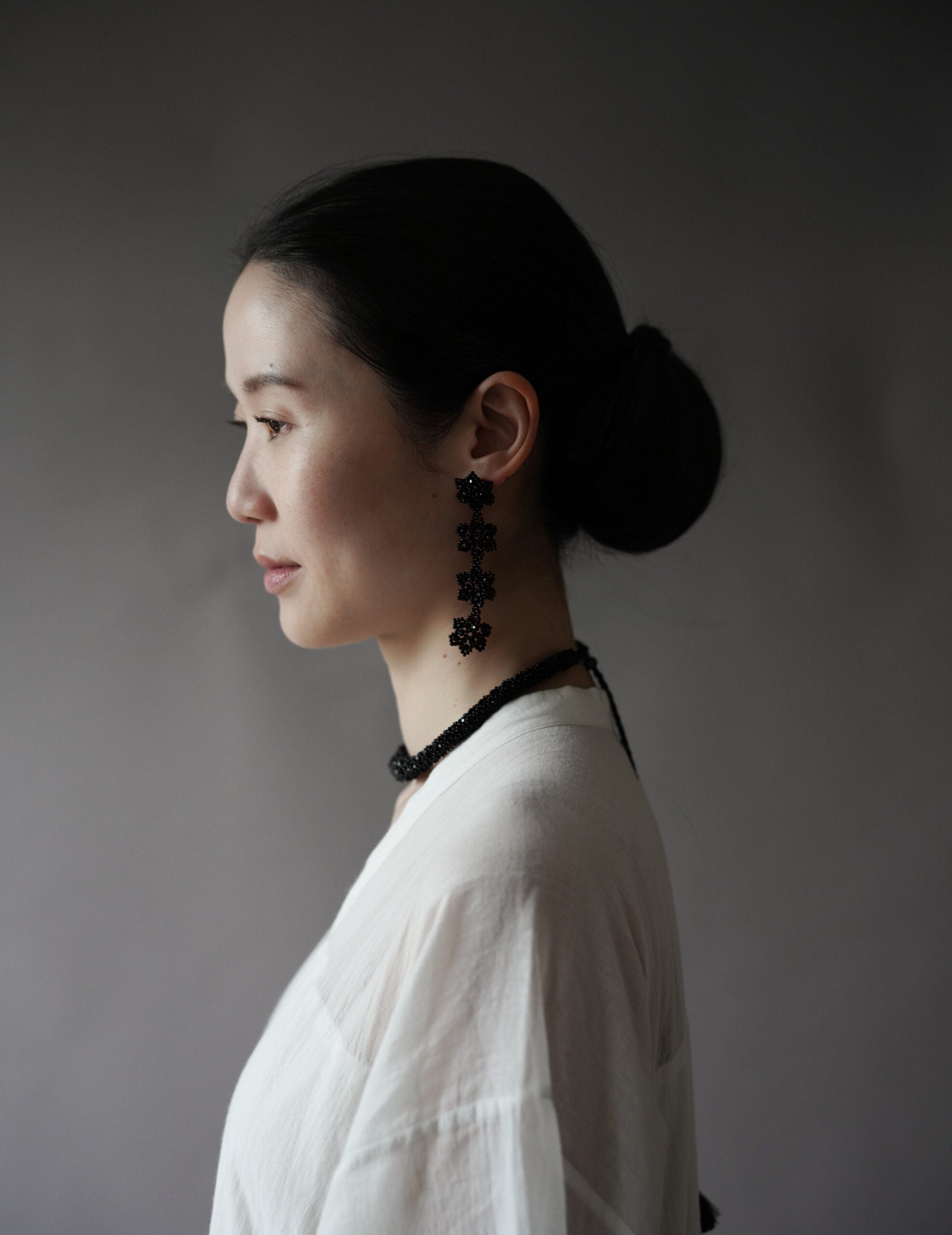 串珠花卉長耳環・黑色