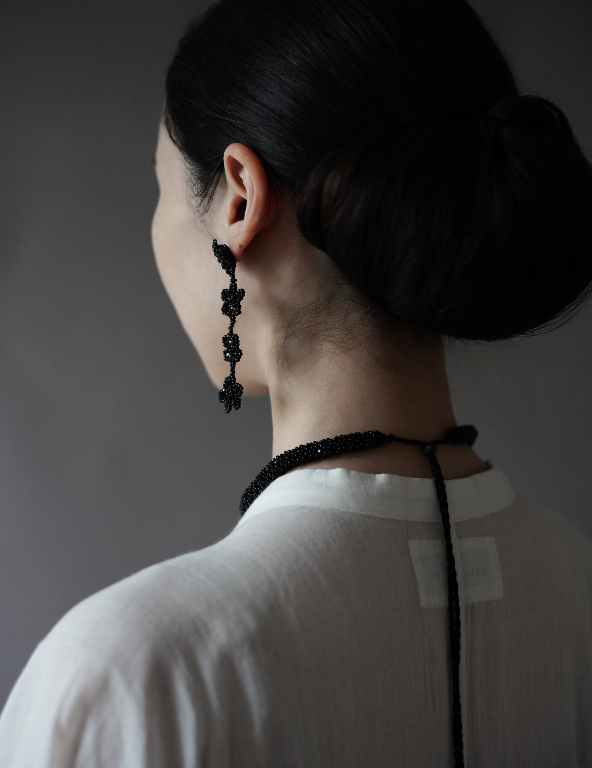 串珠花卉長耳環・黑色