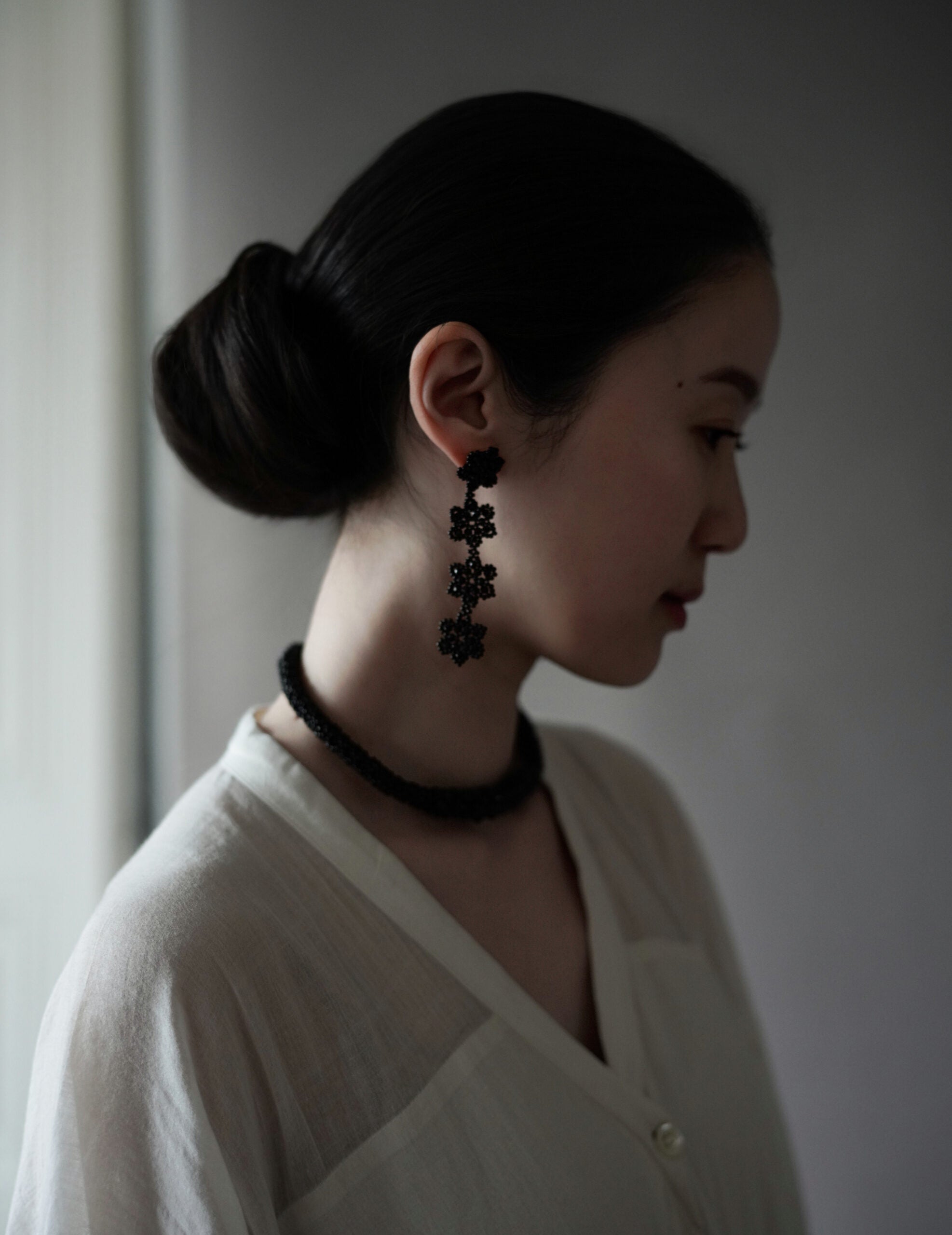 串珠花卉長耳環・黑色