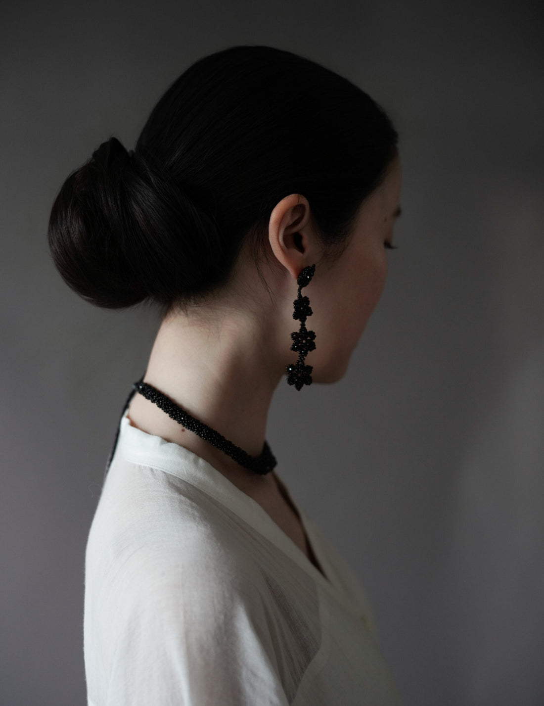 串珠花卉長耳環・黑色