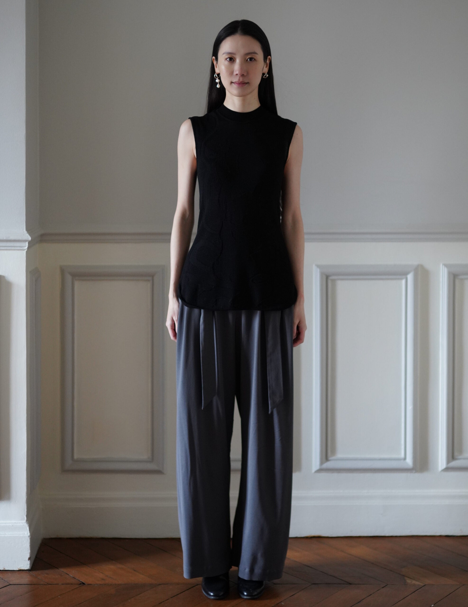 Woman Figure Sleeveless Knitted Top・Black