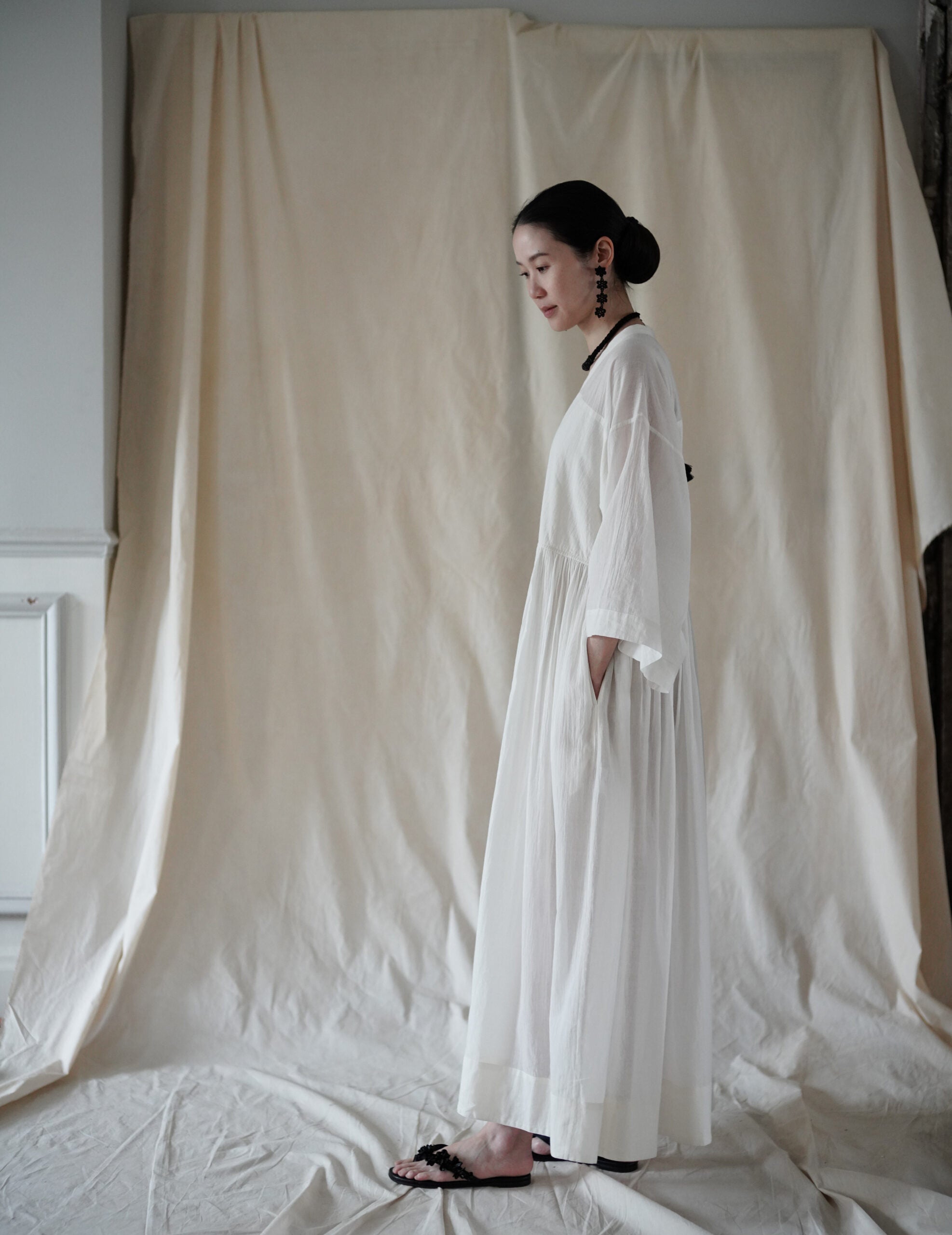 串珠花卉長耳環・黑色