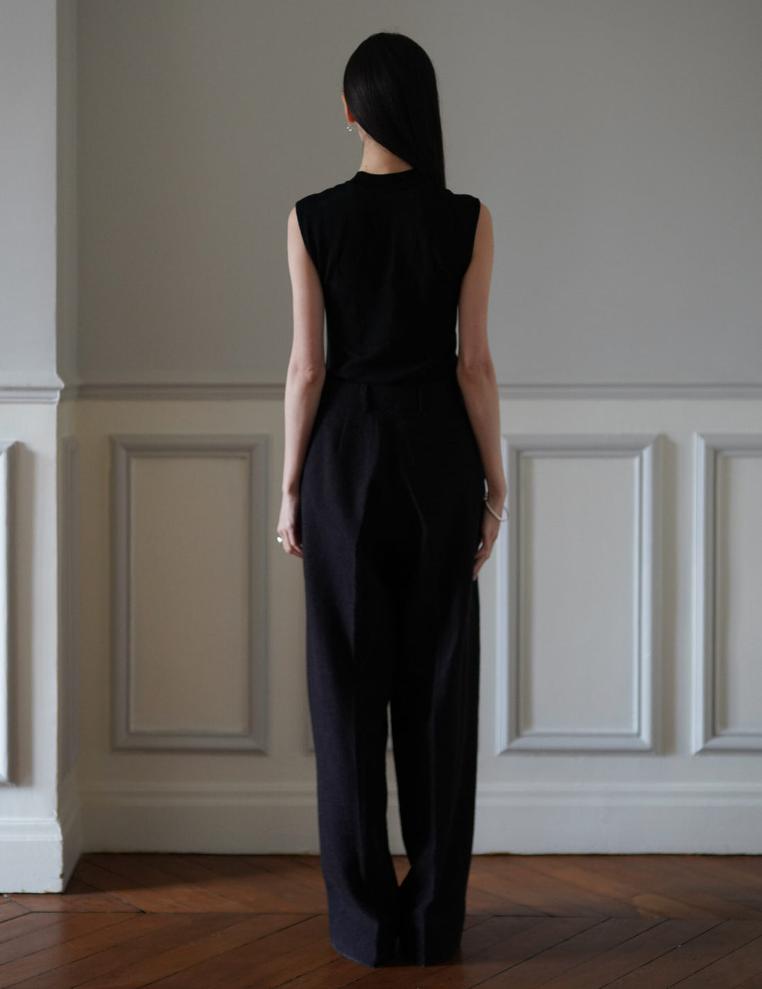 Woman Figure Sleeveless Knitted Top・Black