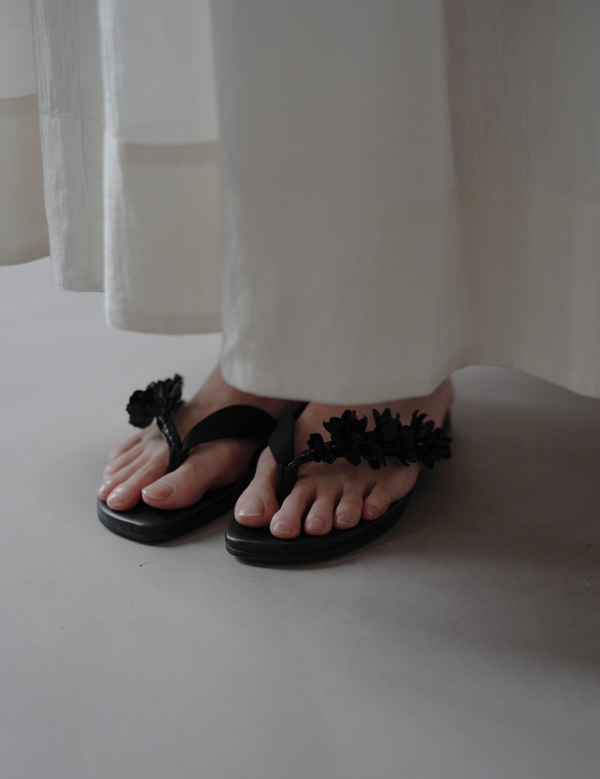 Floral Motif Sandals・Black