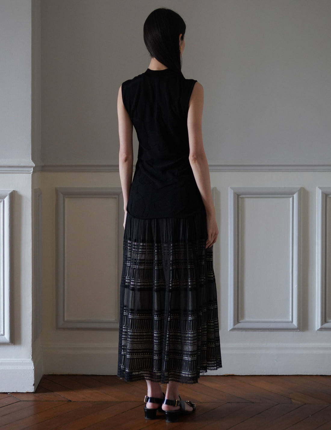 Woman Figure Sleeveless Knitted Top・Black