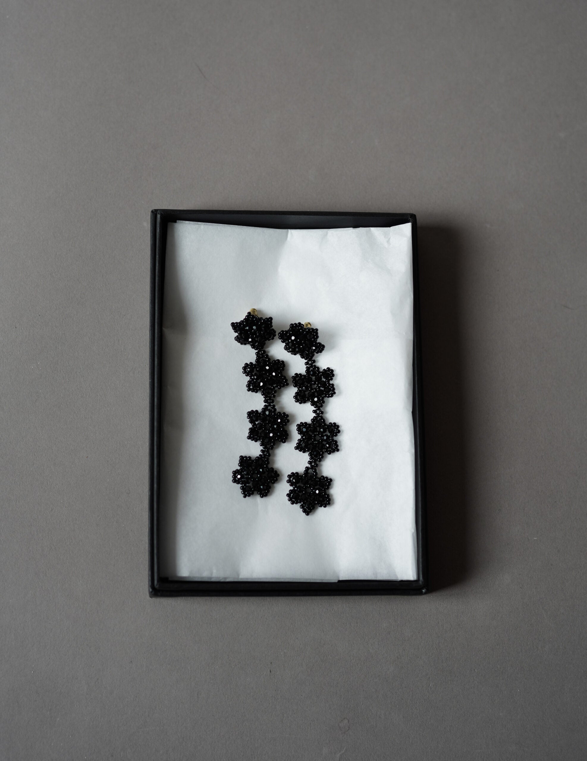 串珠花卉長耳環・黑色