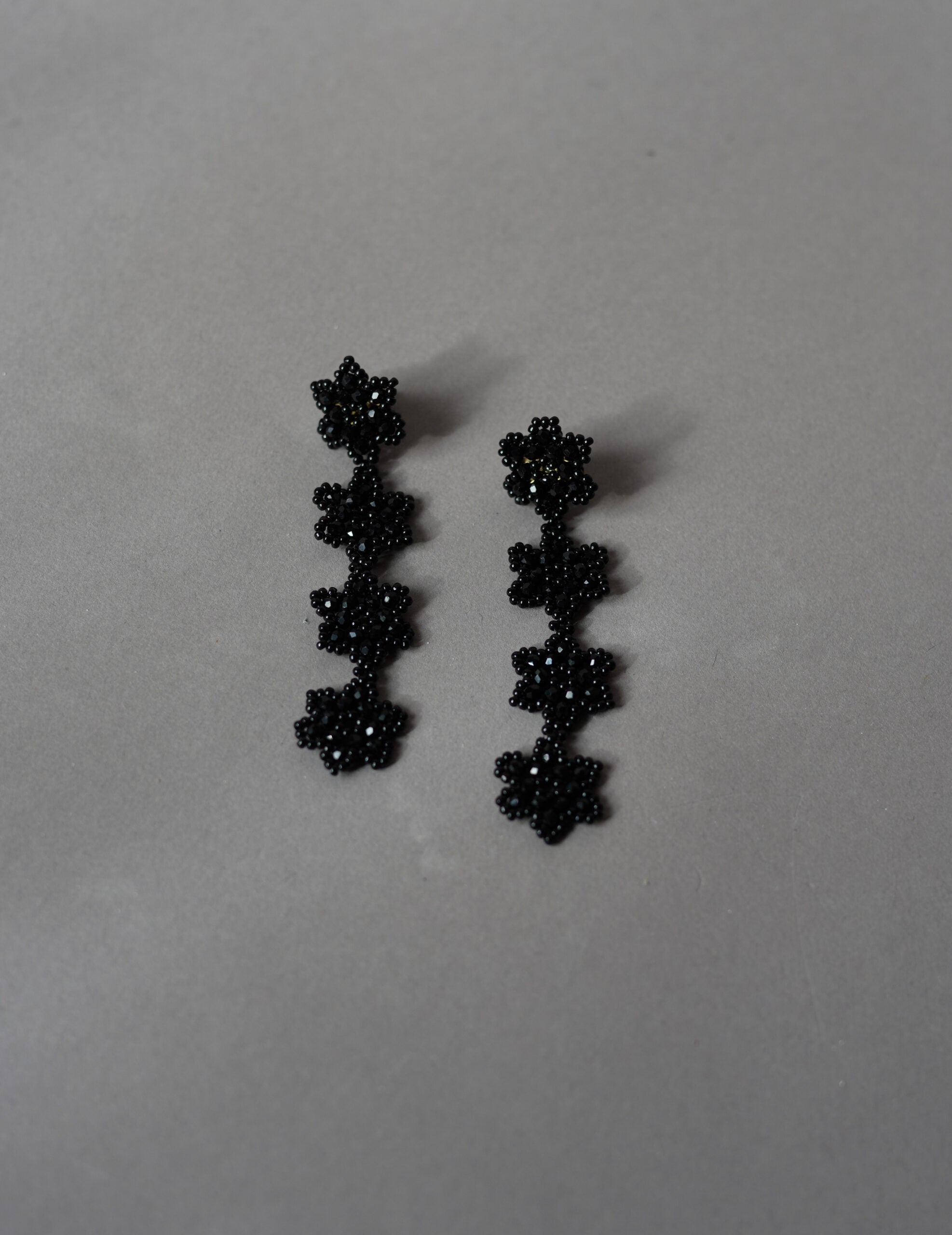 串珠花卉長耳環・黑色