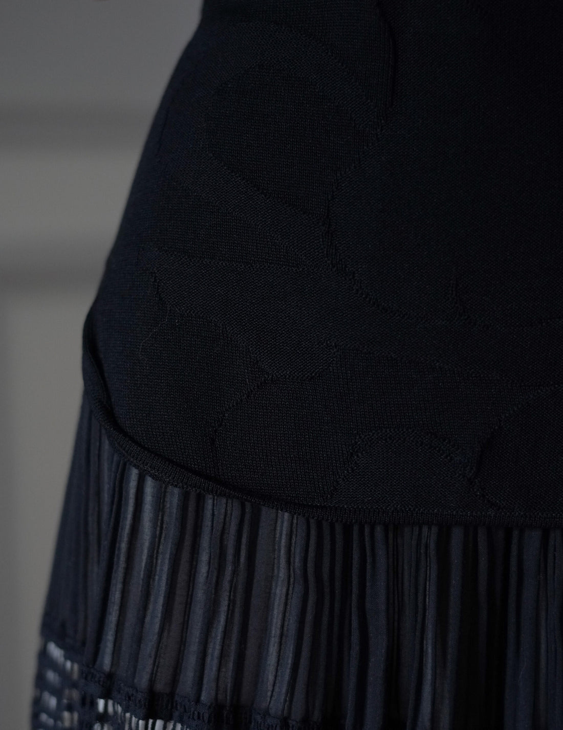 Woman Figure Sleeveless Knitted Top・Black