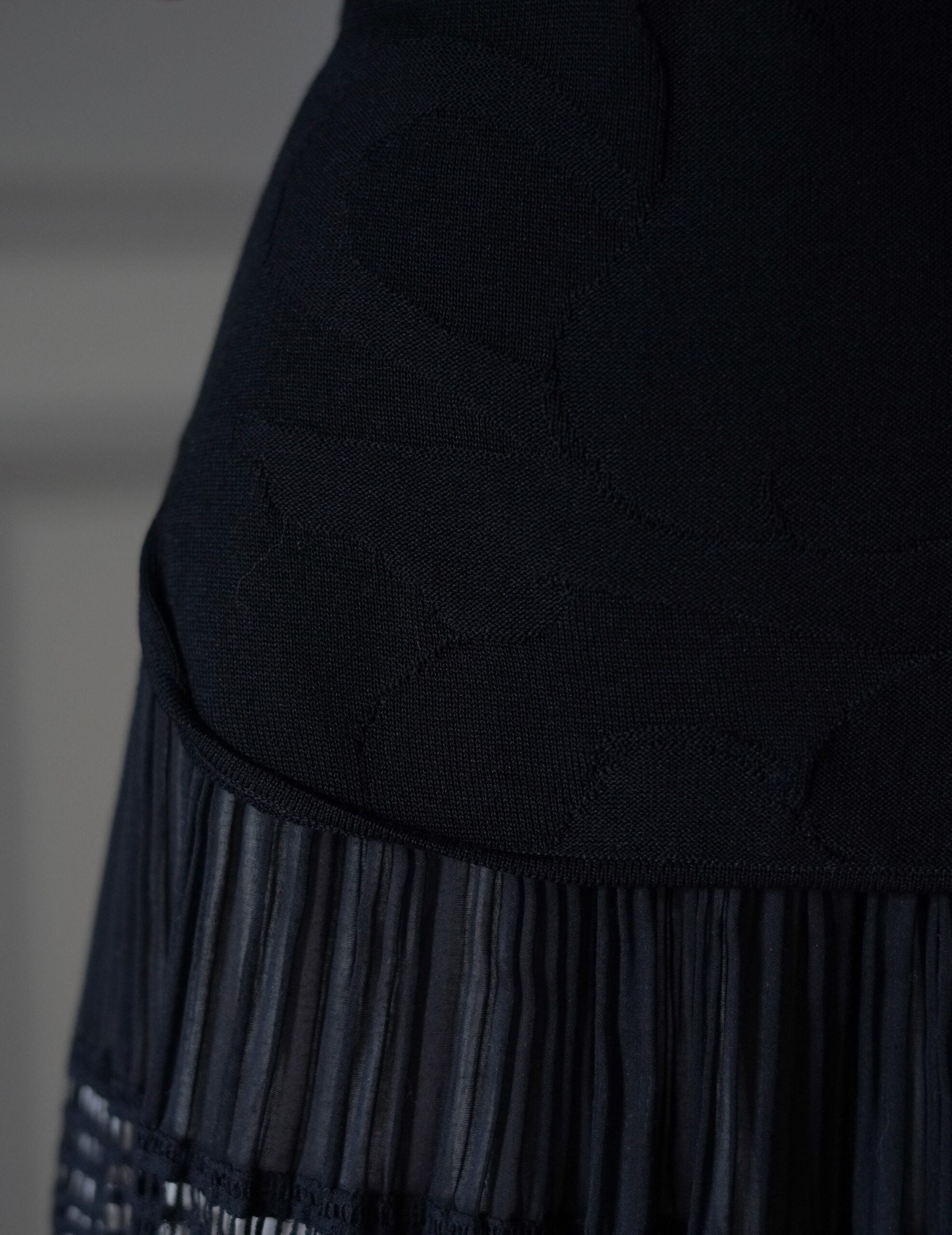 Woman Figure Sleeveless Knitted Top・Black