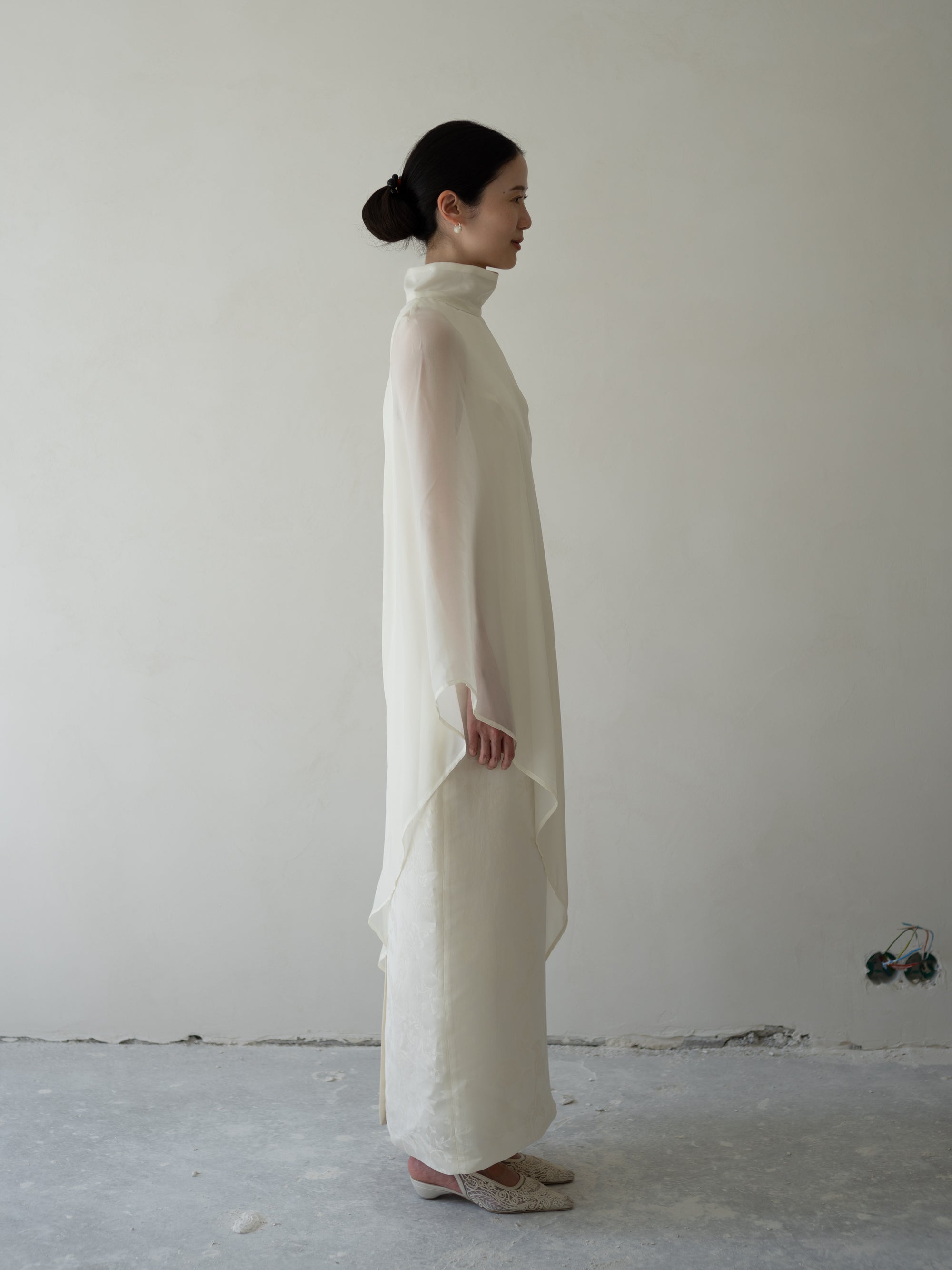 Anette 不對稱薄紗披肩洋裝・奶油色