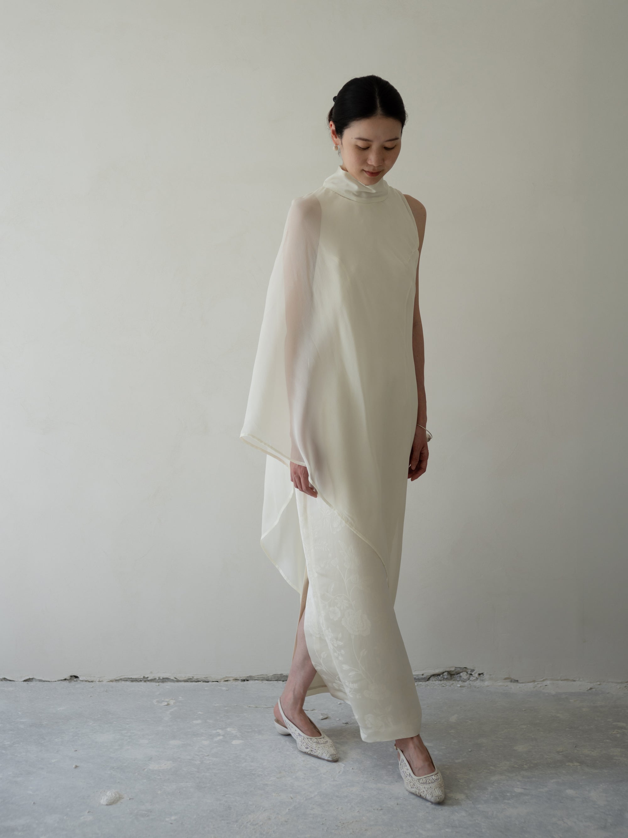 Anette 不對稱薄紗披肩洋裝・奶油色