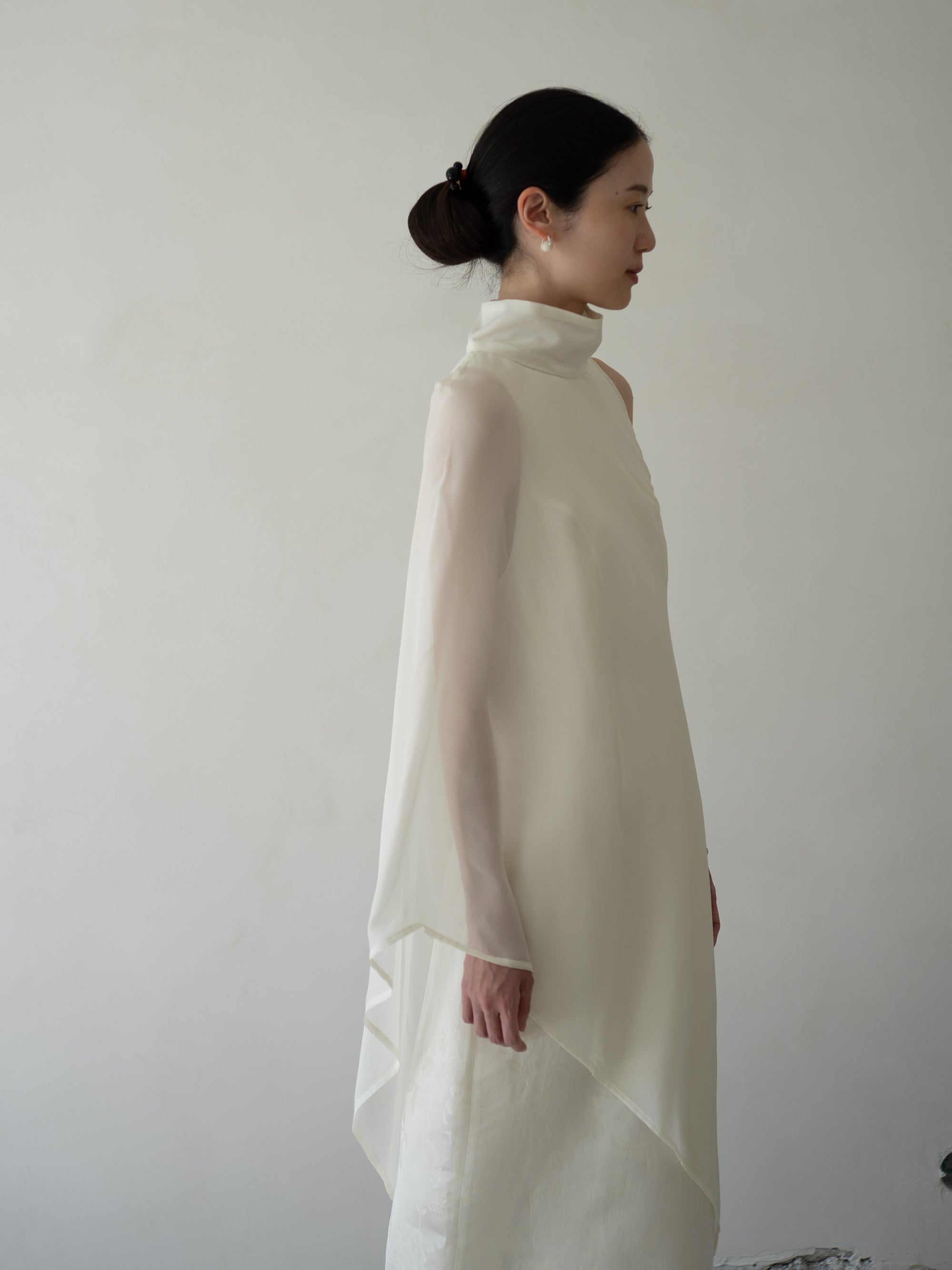 Anette 不對稱薄紗披肩洋裝・奶油色