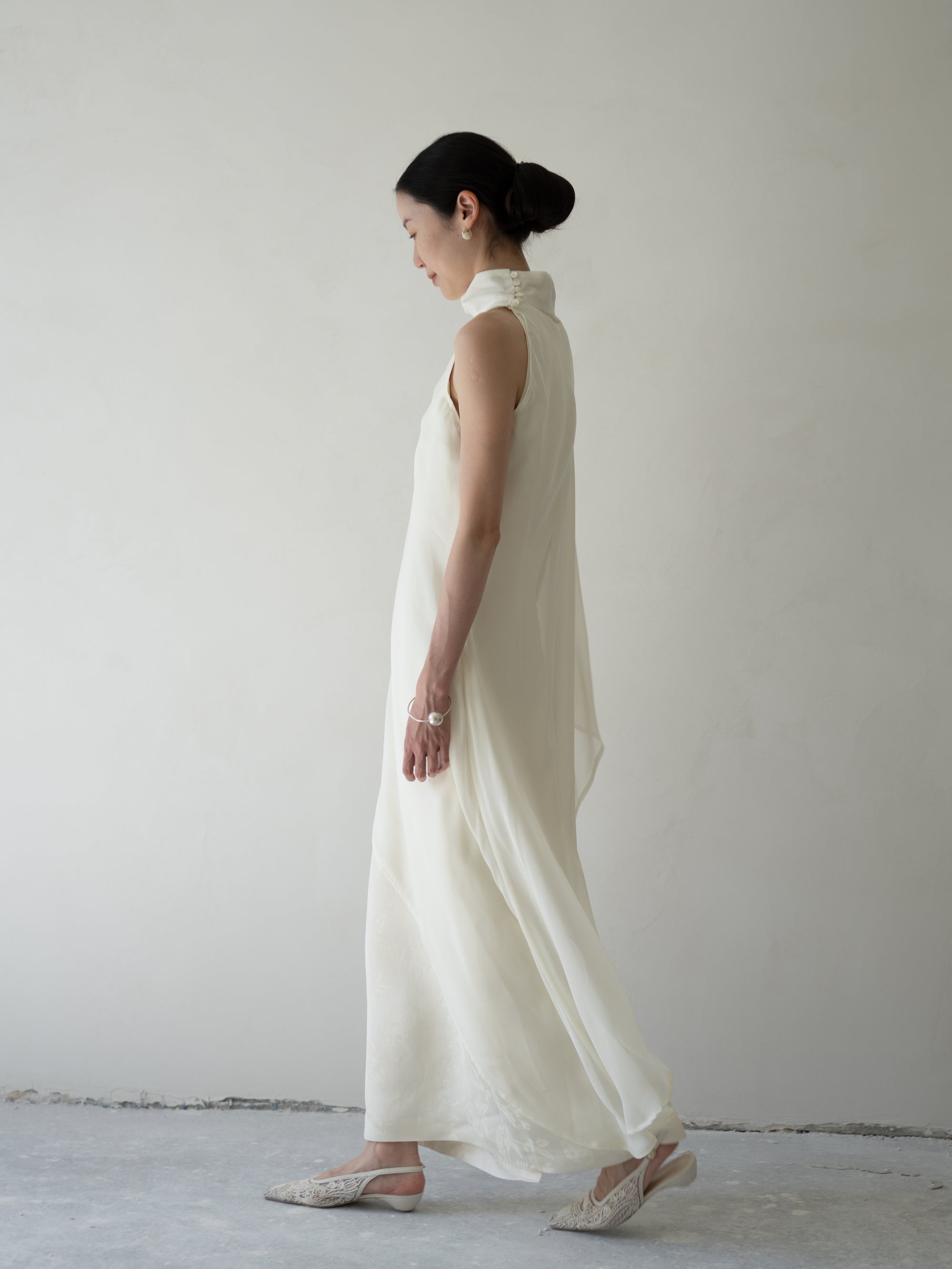 Anette 不對稱薄紗披肩洋裝・奶油色