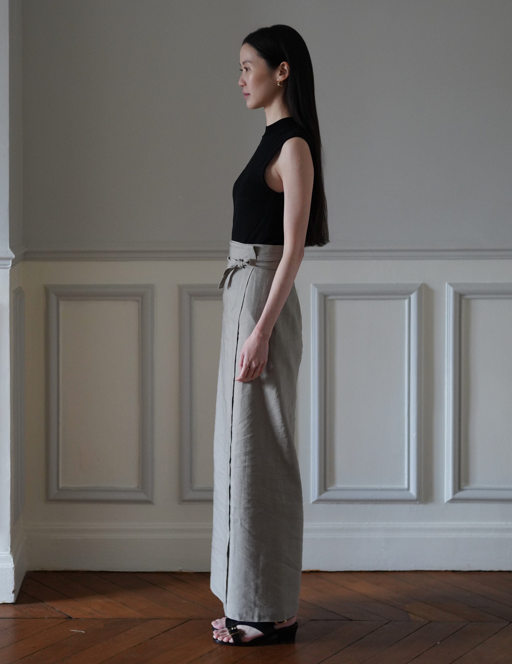 Woman Figure Sleeveless Knitted Top・Black