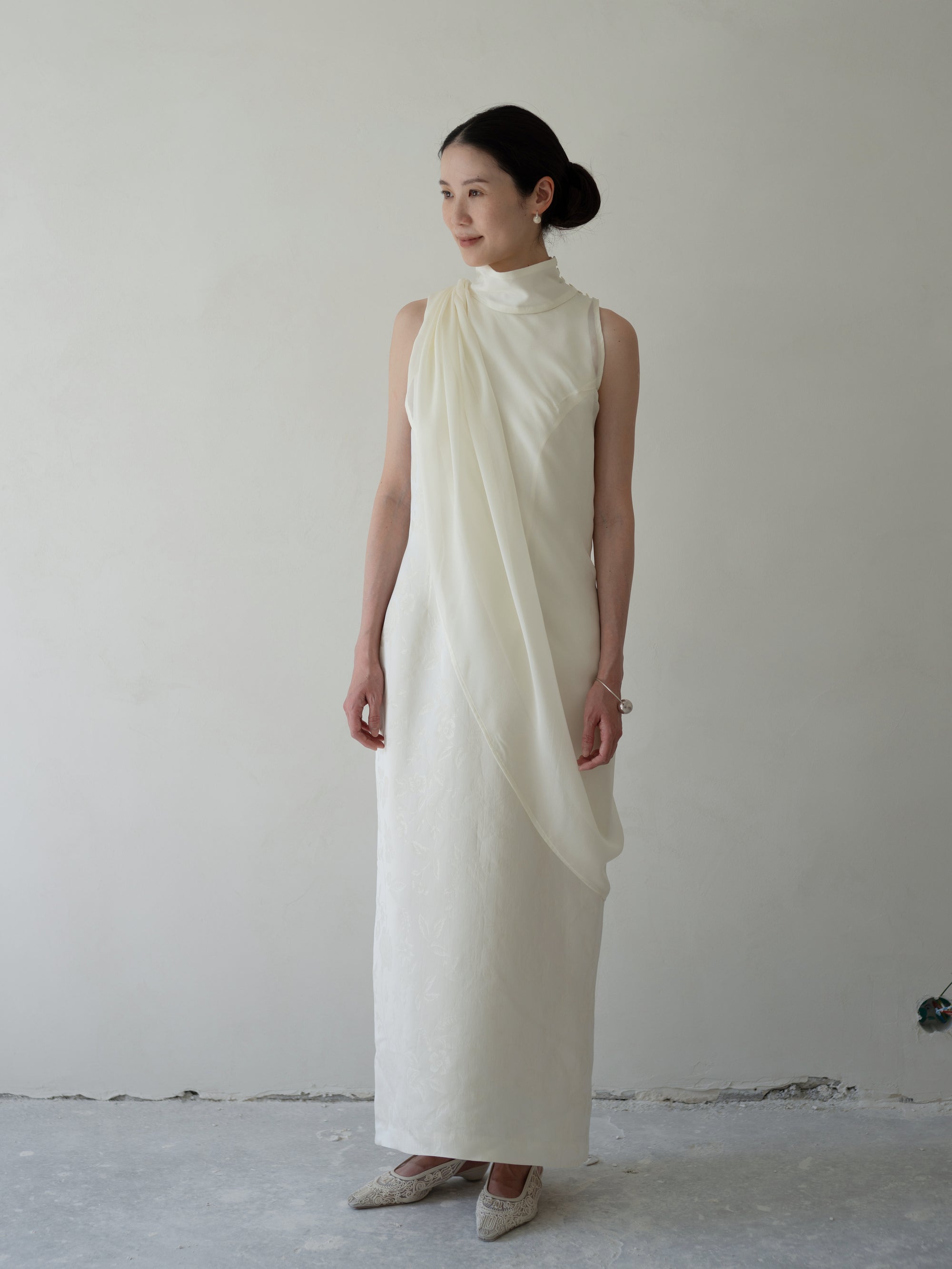 Anette 不對稱薄紗披肩洋裝・奶油色