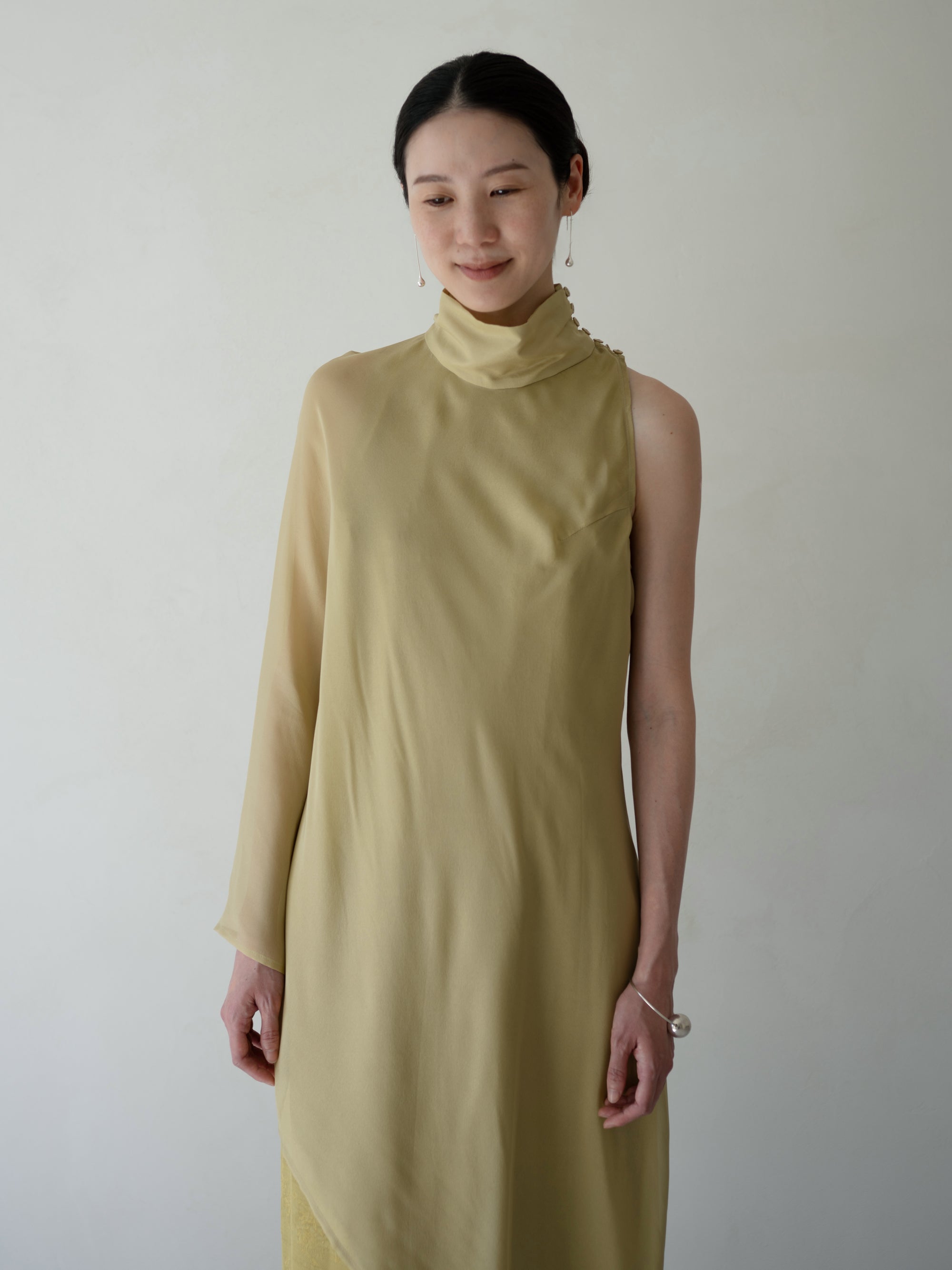 Anette 不對稱薄紗披肩洋裝・麻棕色