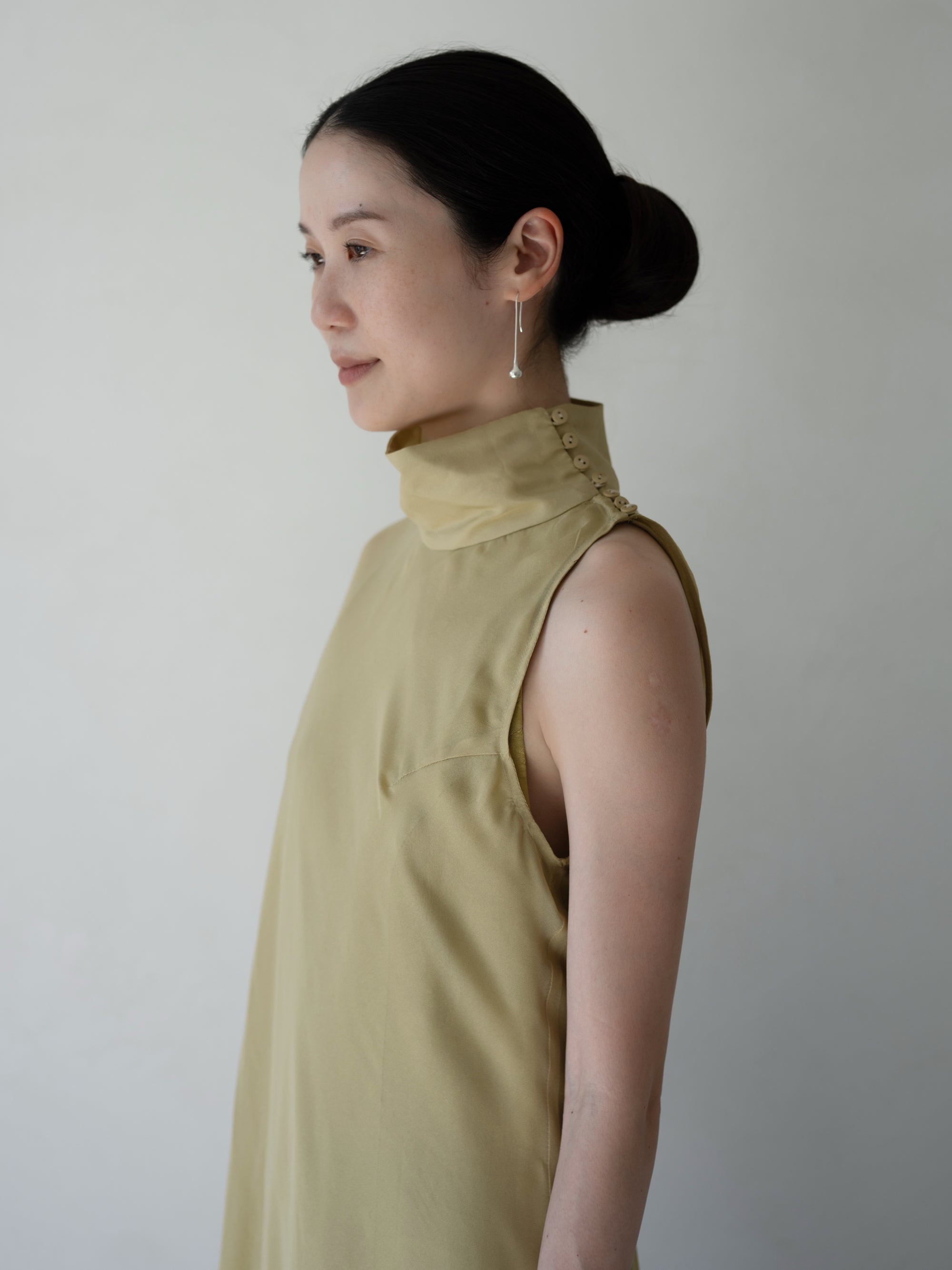 Anette 不對稱薄紗披肩洋裝・麻棕色