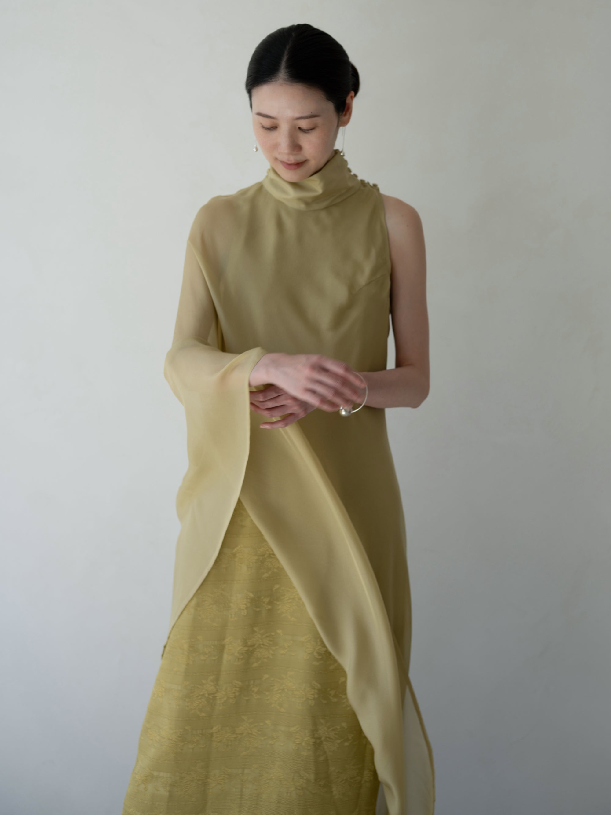 Anette 不對稱薄紗披肩洋裝・麻棕色