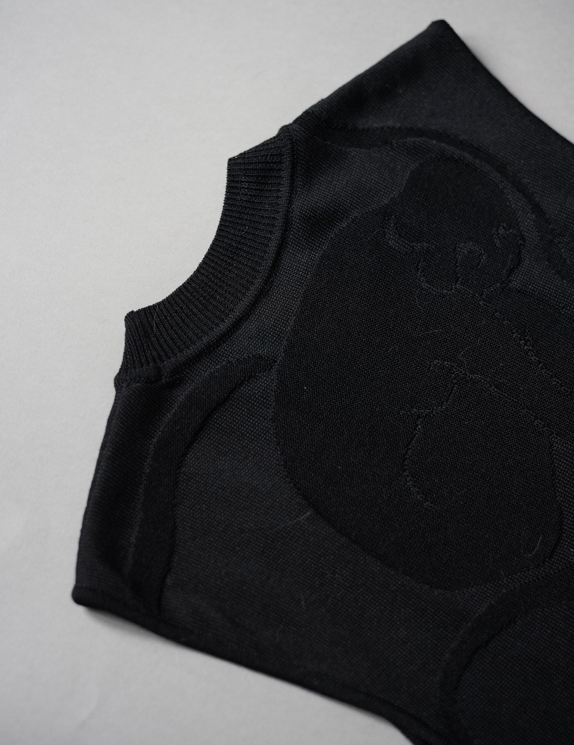 Woman Figure Sleeveless Knitted Top・Black