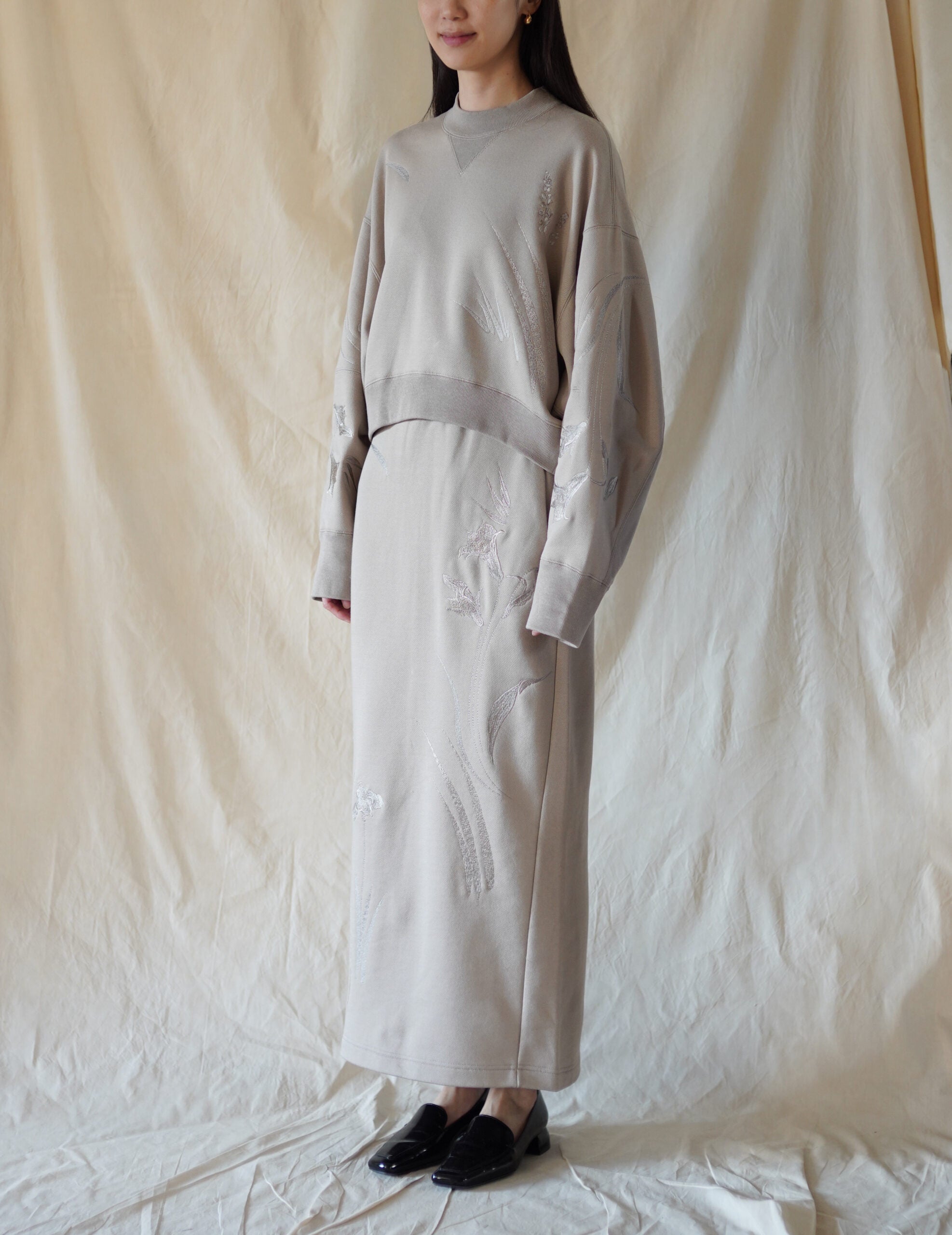 Floral Motif Embroidered Sweatshirt・Beige