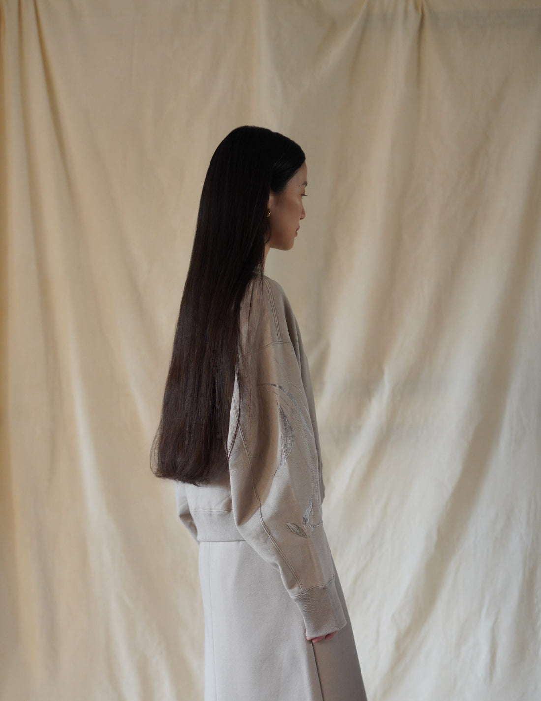 Floral Motif Embroidered Sweatshirt・Beige