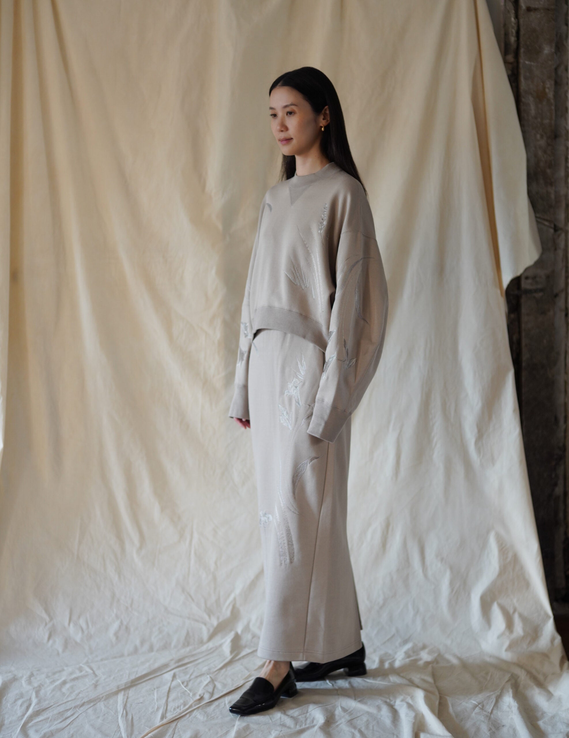 Floral Motif Embroidered Sweatshirt・Beige