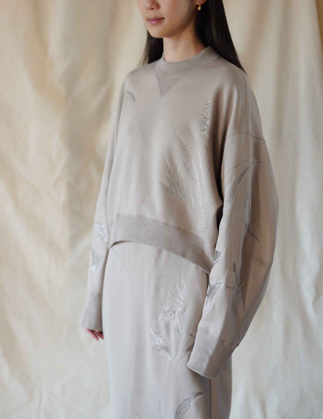 Floral Motif Embroidered Sweatshirt・Beige