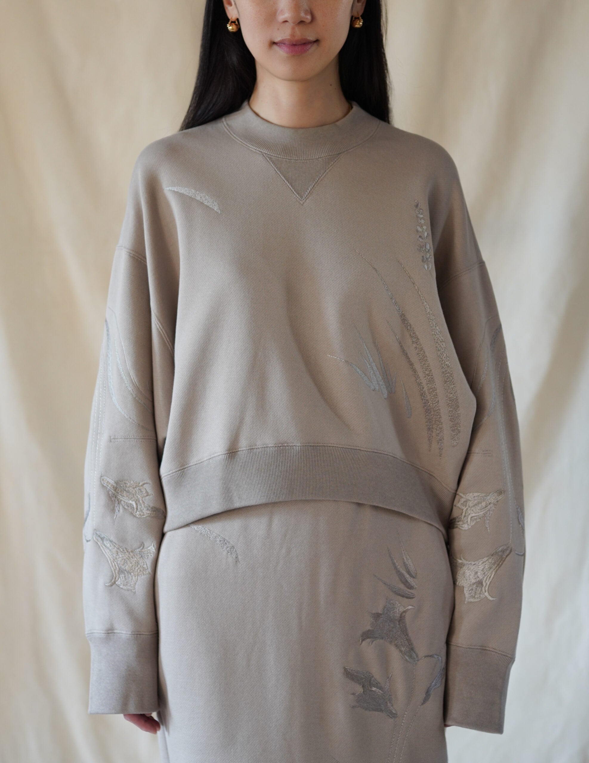 Floral Motif Embroidered Sweatshirt・Beige