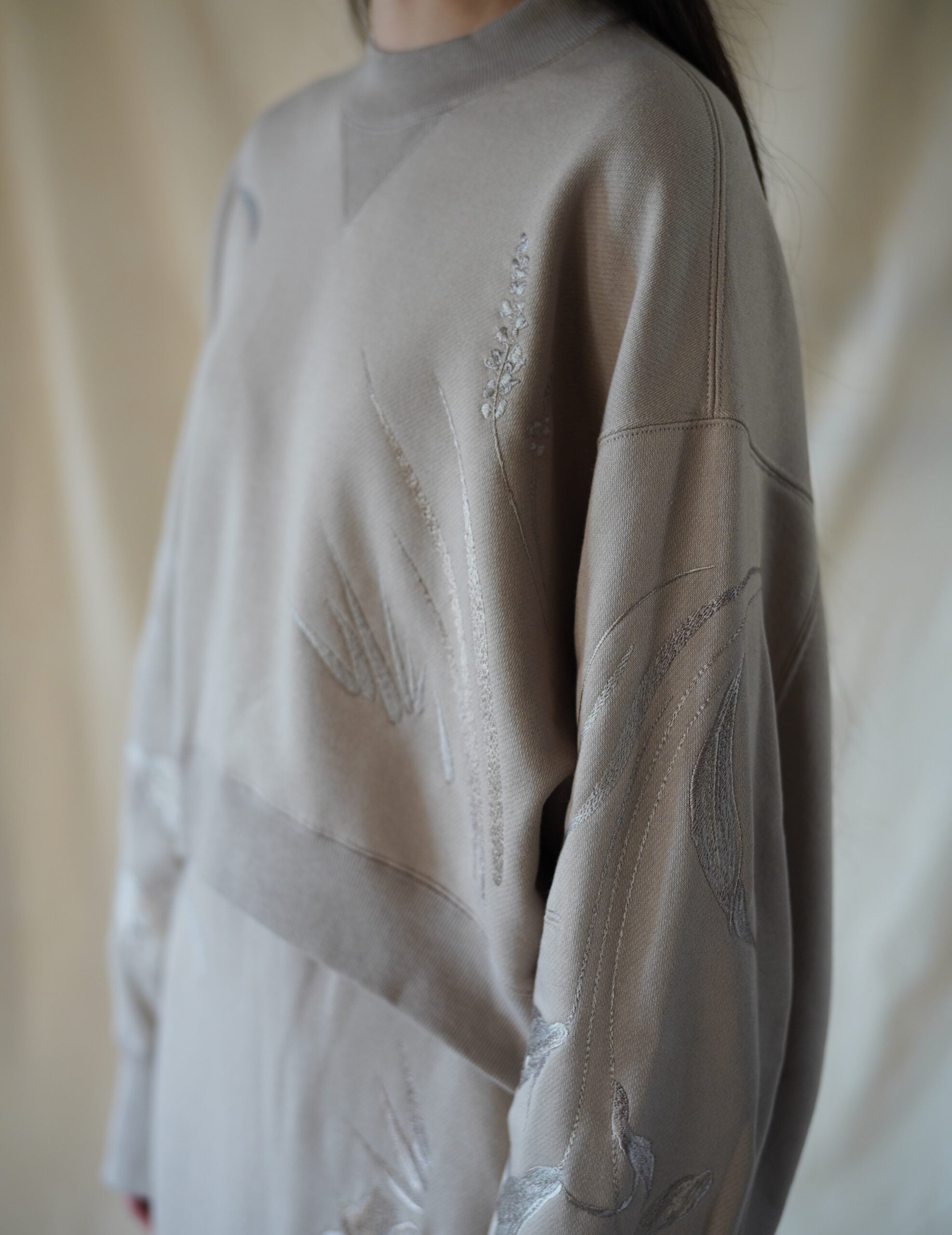 Floral Motif Embroidered Sweatshirt・Beige