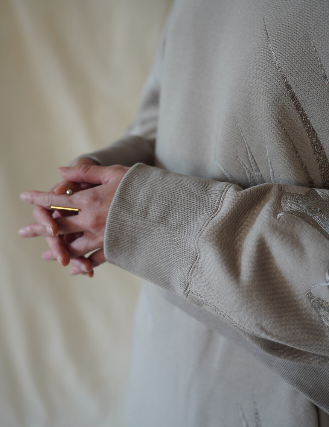 Floral Motif Embroidered Sweatshirt・Beige