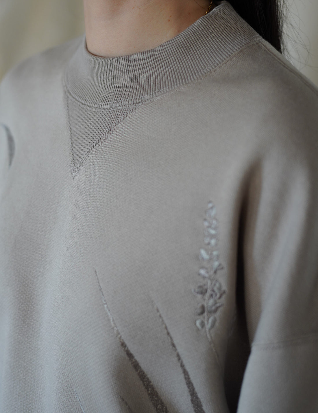 Floral Motif Embroidered Sweatshirt・Beige