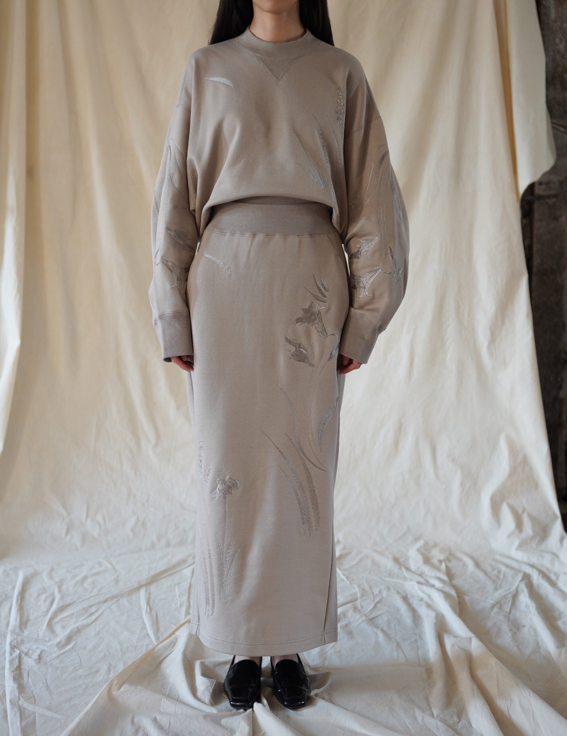 Floral Motif Embroidered Sweatshirt・Beige