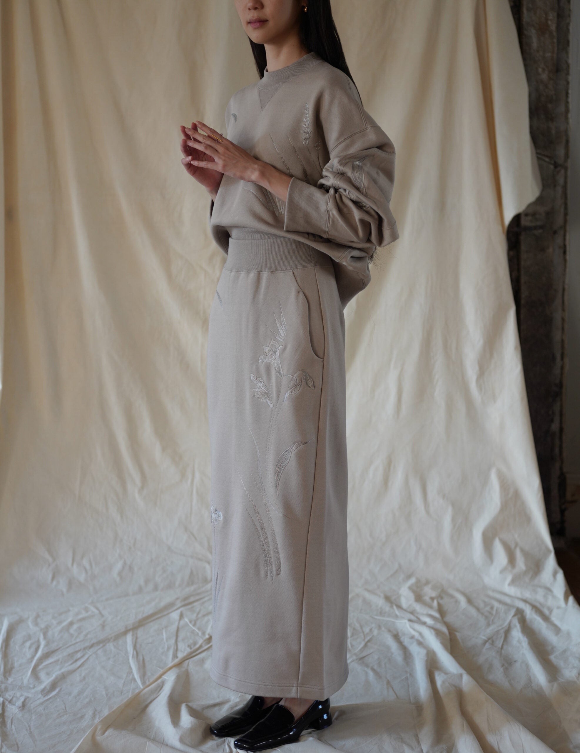 Floral Motif Embroidered Sweatshirt・Beige