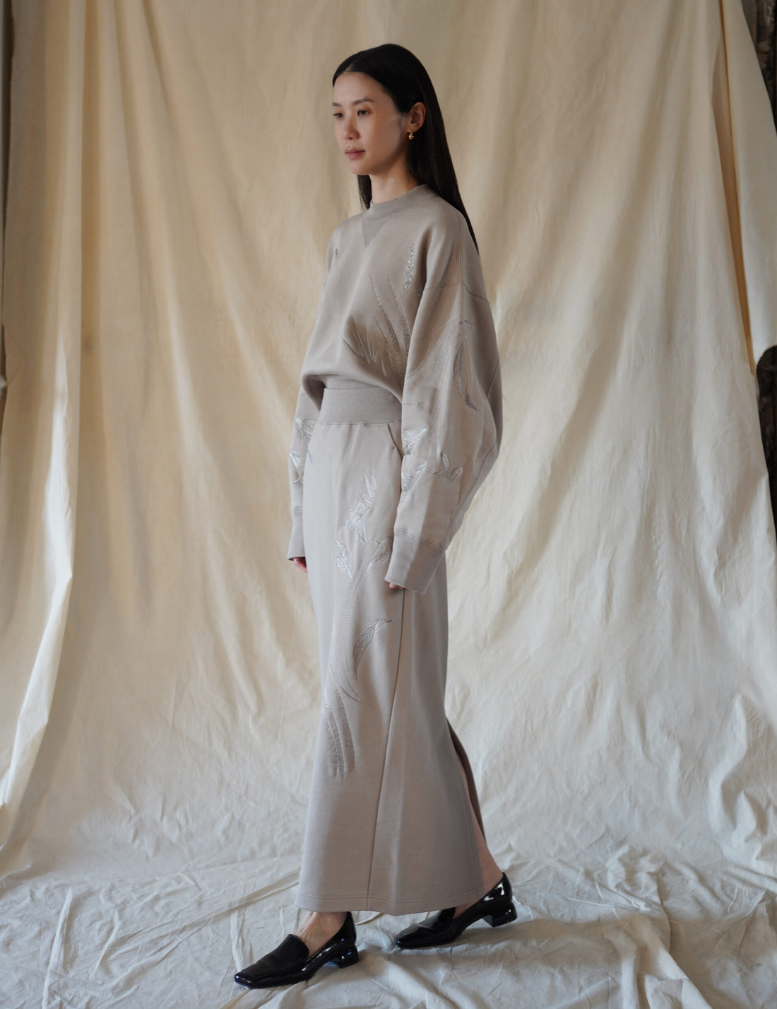 Floral Motif Embroidered Sweatshirt・Beige