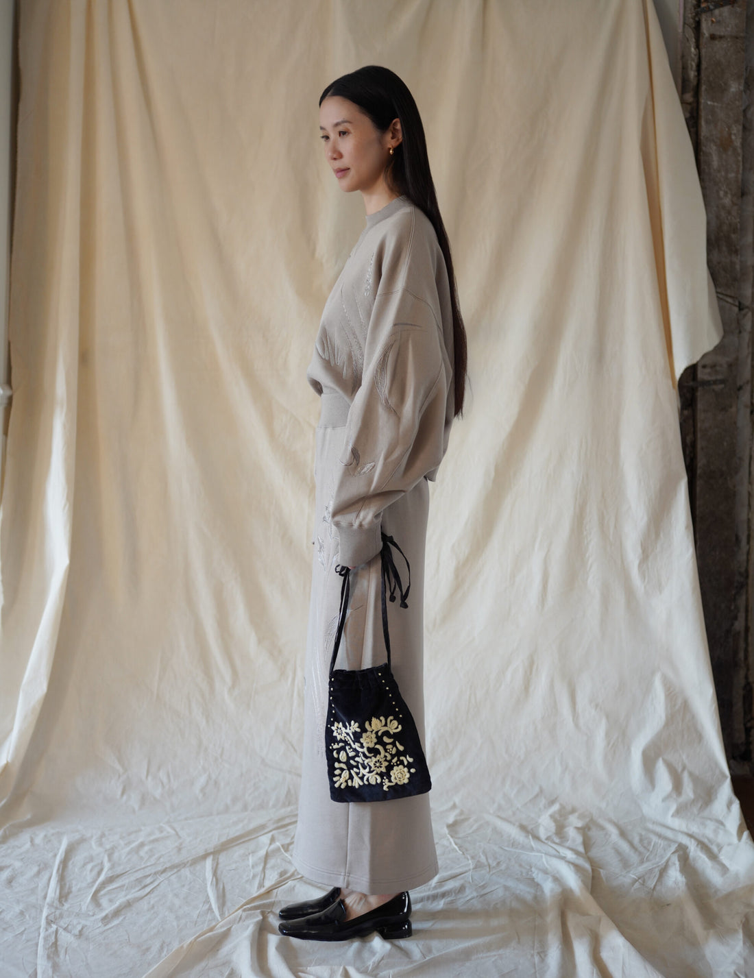Embroidered Velvet Mini Pouch・Black