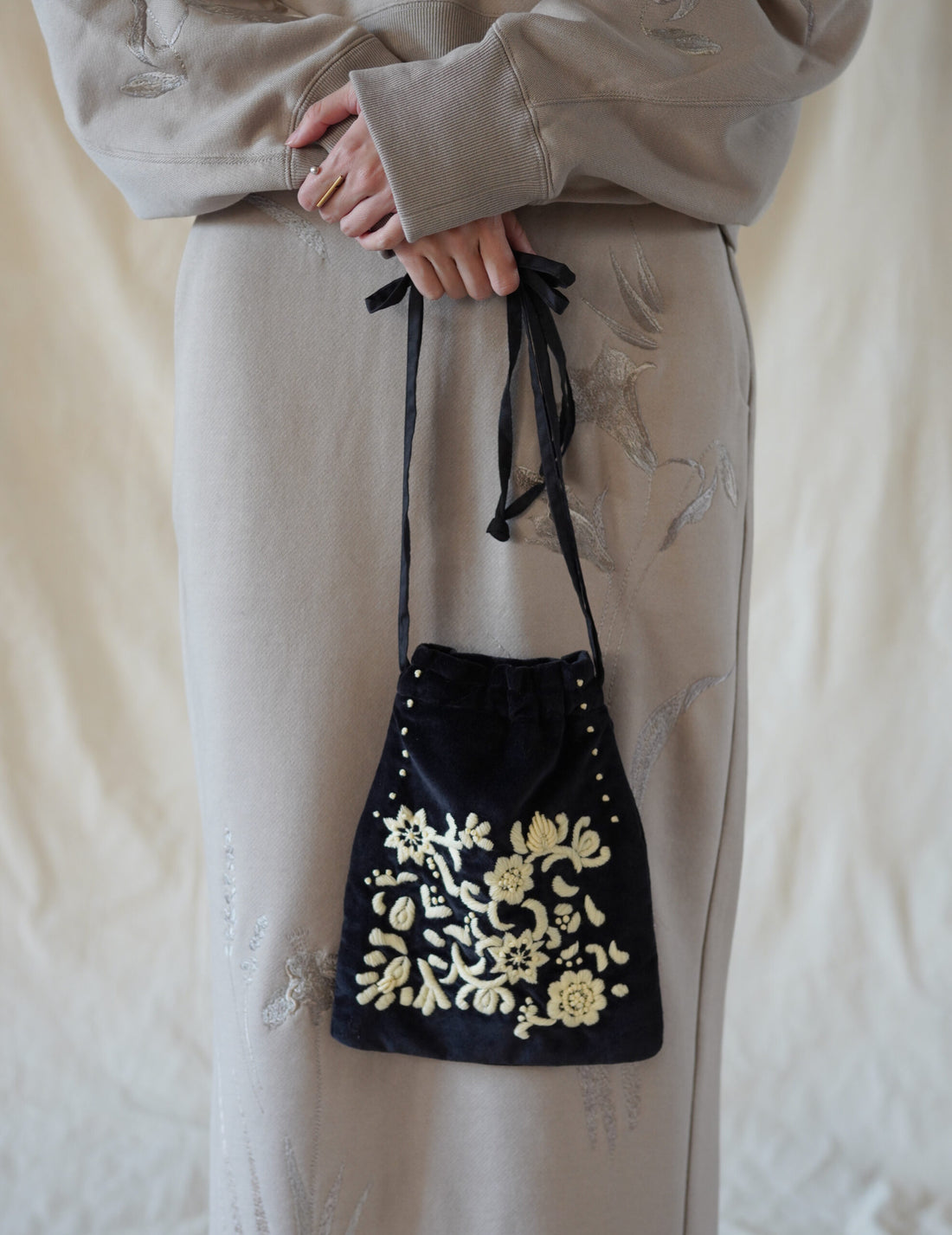 Embroidered Velvet Mini Pouch・Black