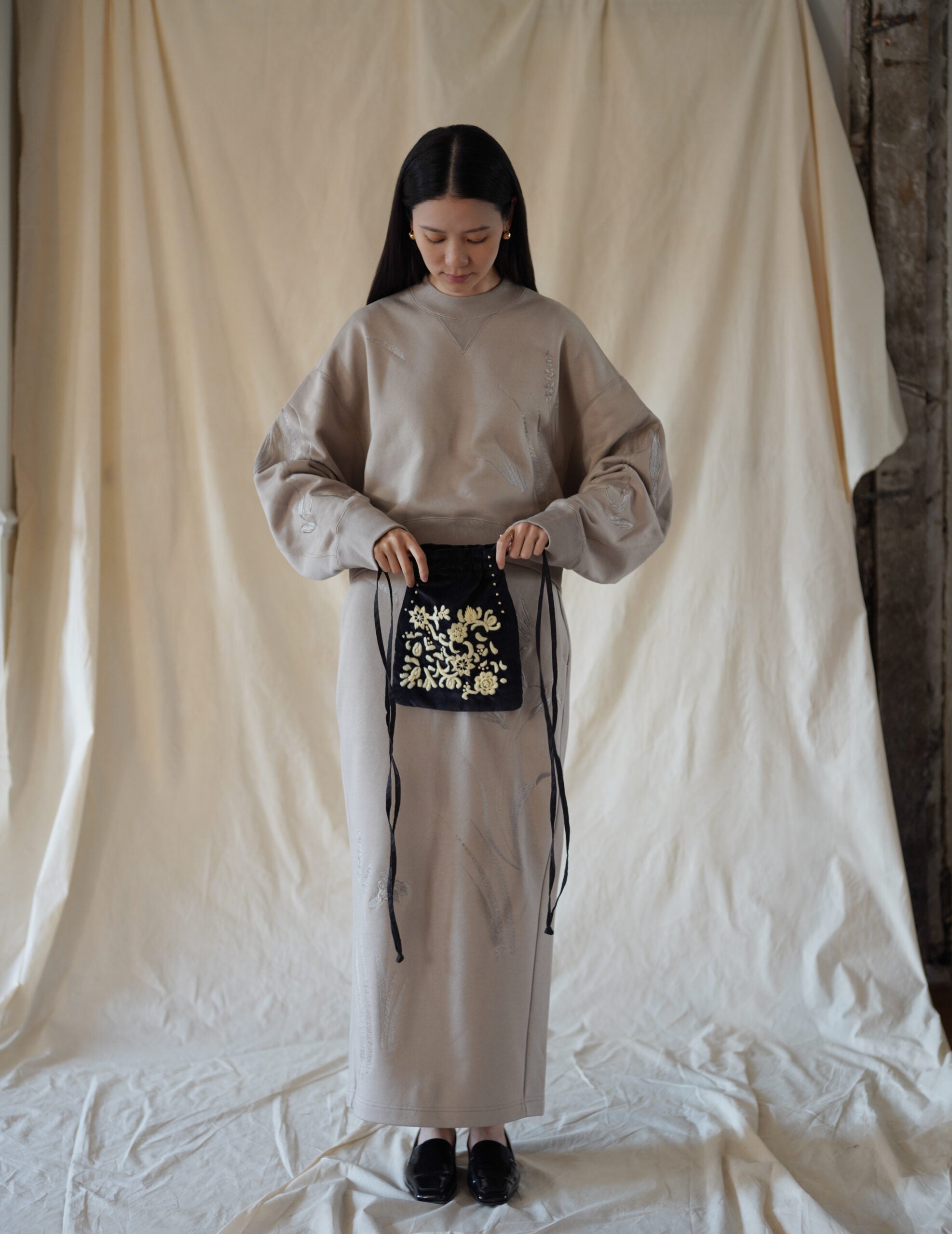 Embroidered Velvet Mini Pouch・Black