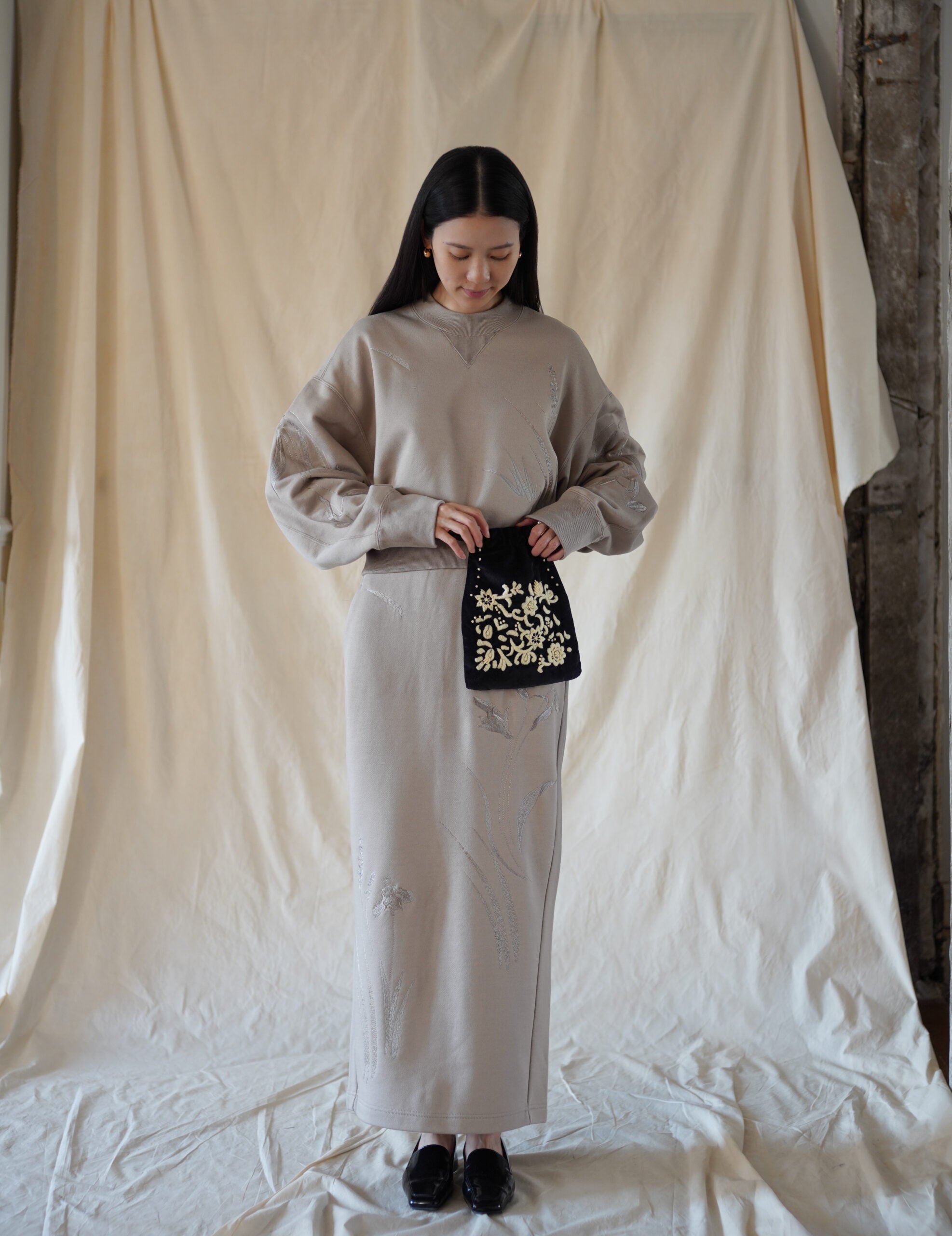 Embroidered Velvet Mini Pouch・Black