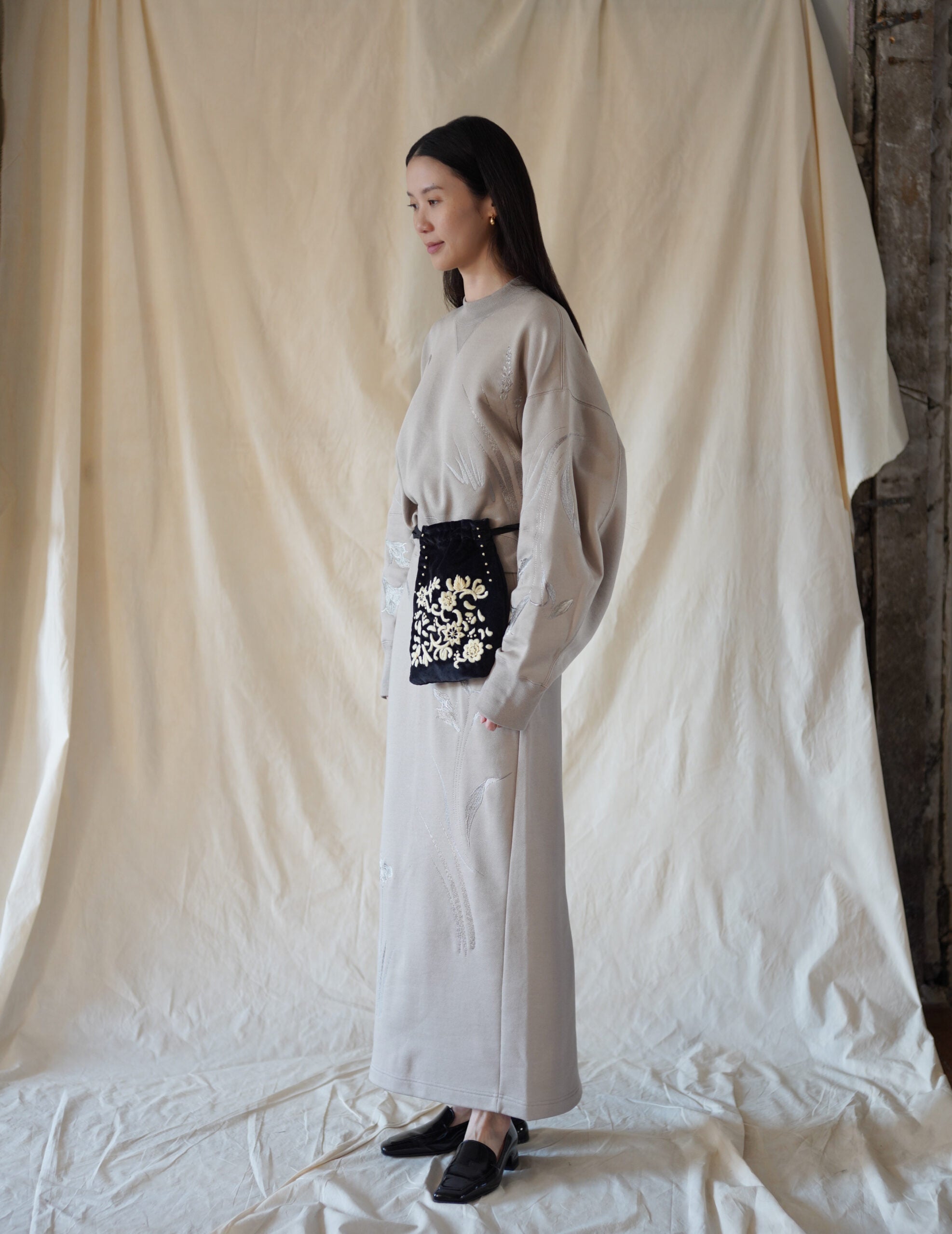 Embroidered Velvet Mini Pouch・Black
