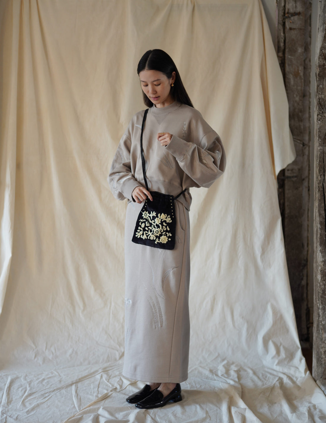 Embroidered Velvet Mini Pouch・Black