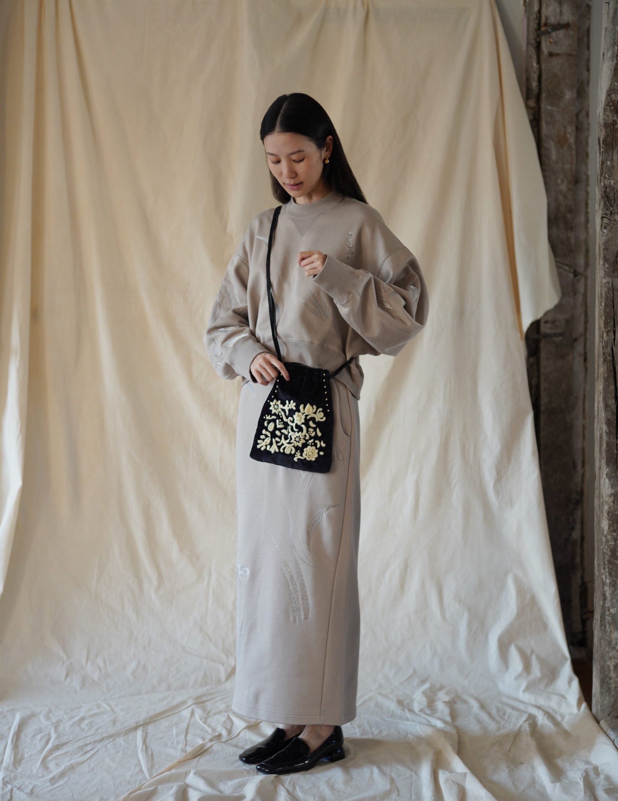 Embroidered Velvet Mini Pouch・Black