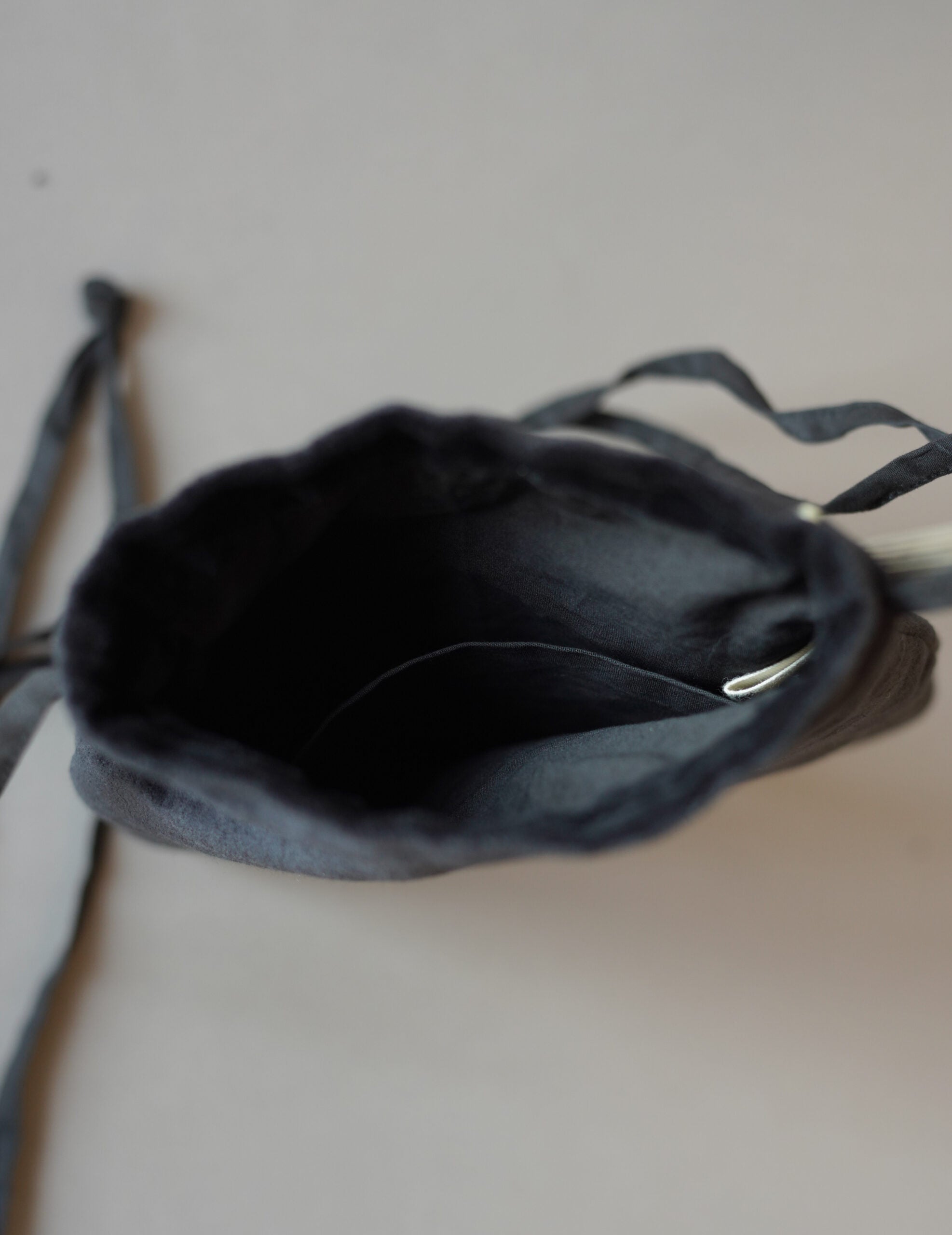 Embroidered Velvet Mini Pouch・Black